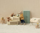 Schläfrige Babymaus in Matchbox – Blau