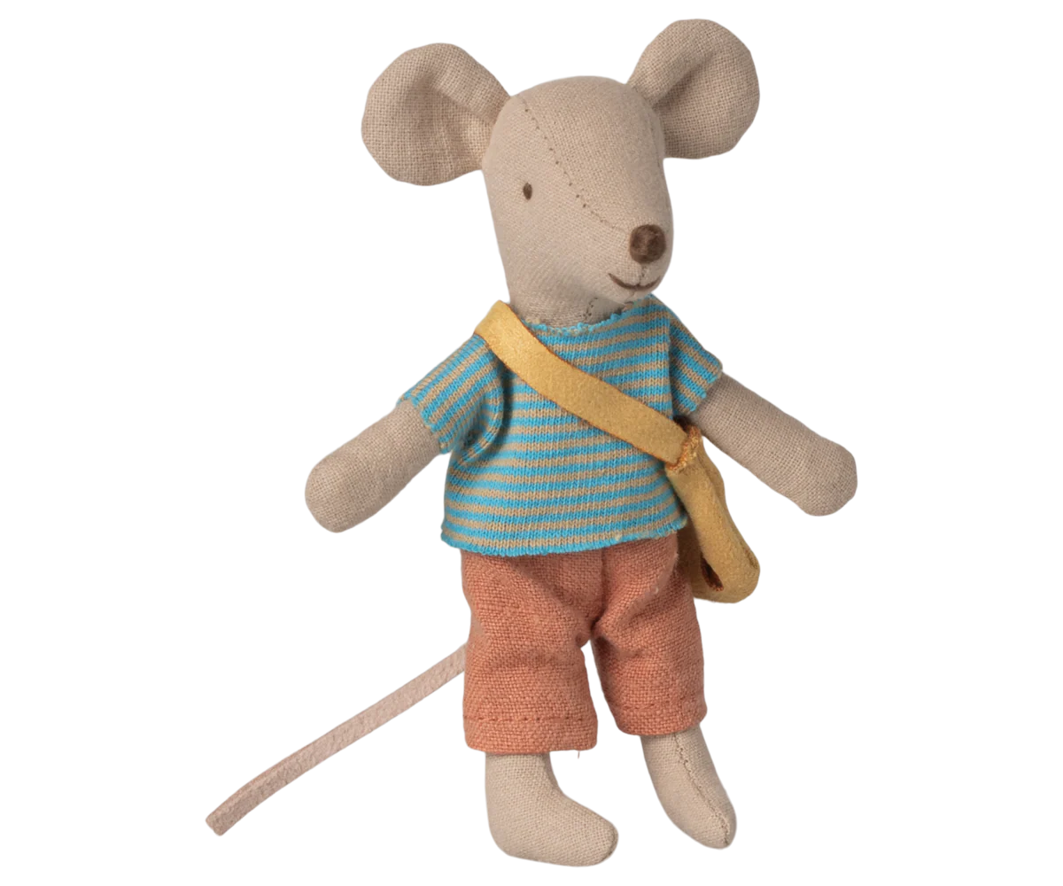 Kleiner Bruder Maus mit Tasche