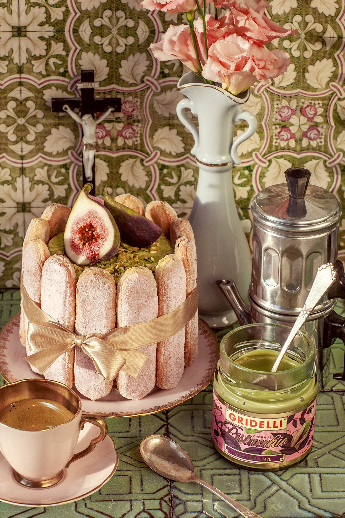 Gridelli Crema al Pistacchio serviert auf Frühstückstisch mit frischem Brot und Obst