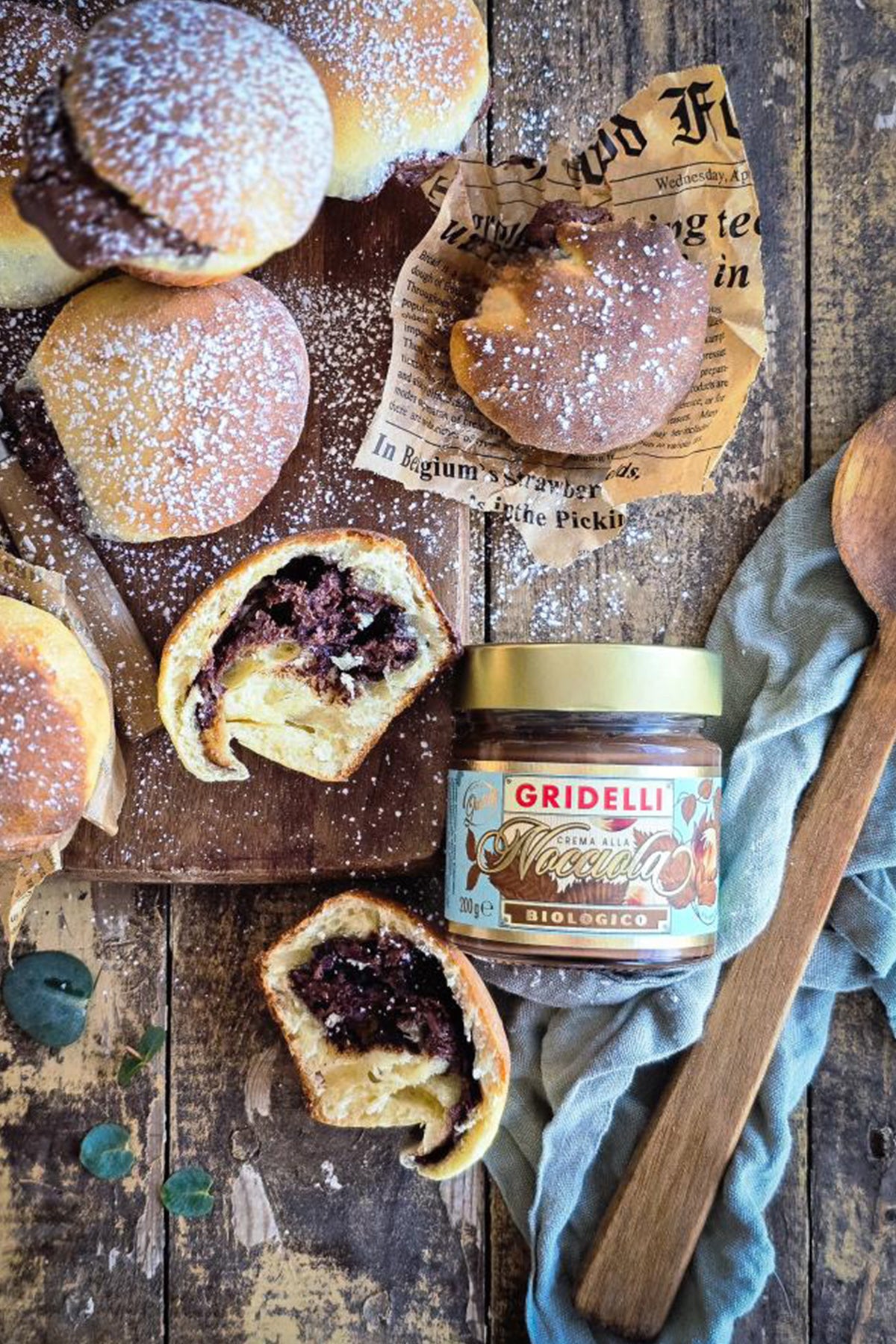 Gridelli Crema alla Nocciola serviert auf Frühstückstisch mit frischem Brot