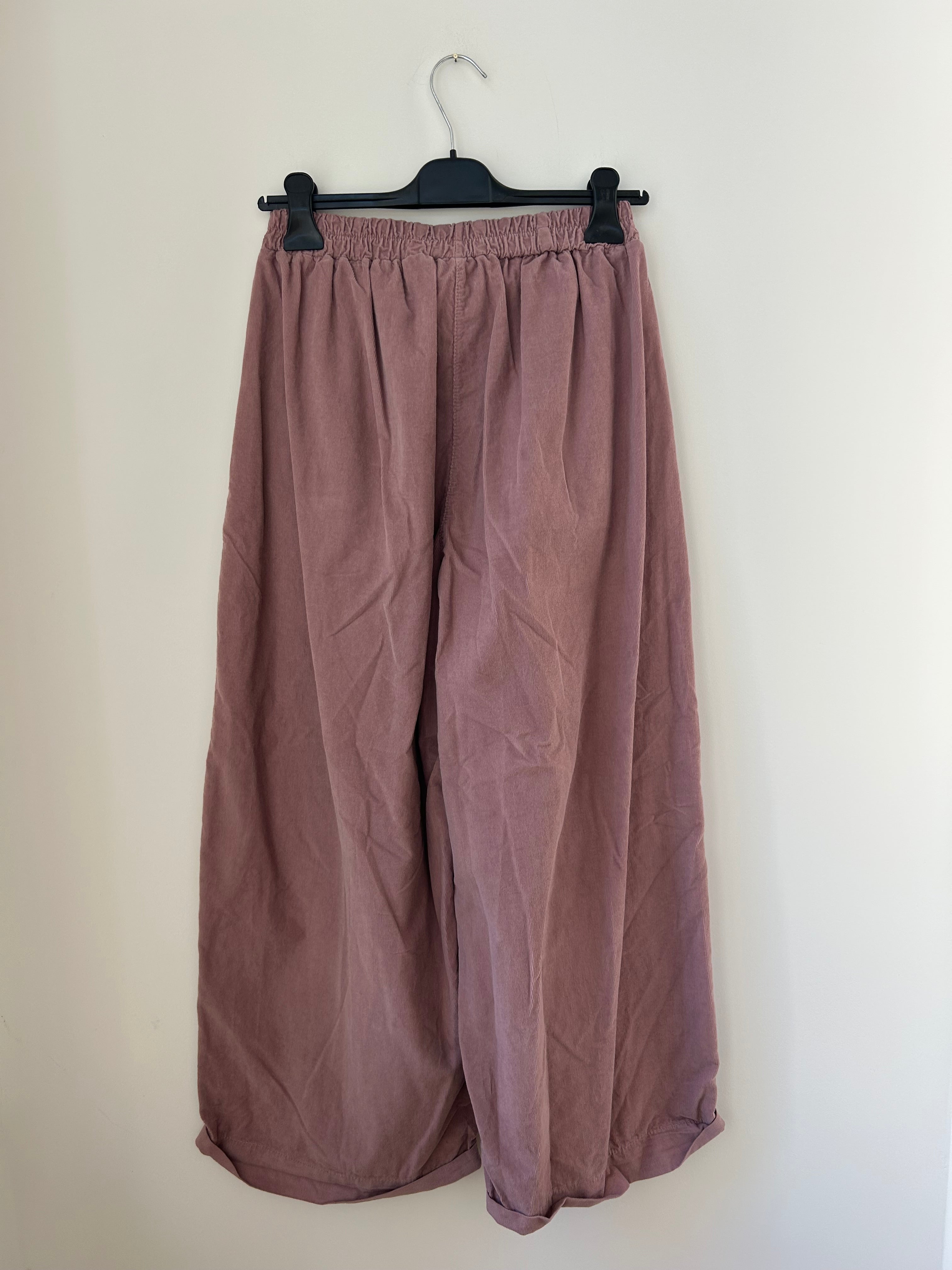 Rückansicht der Damen Culotte Palazzo-Hose in Babycord Altrosa, weite Beine