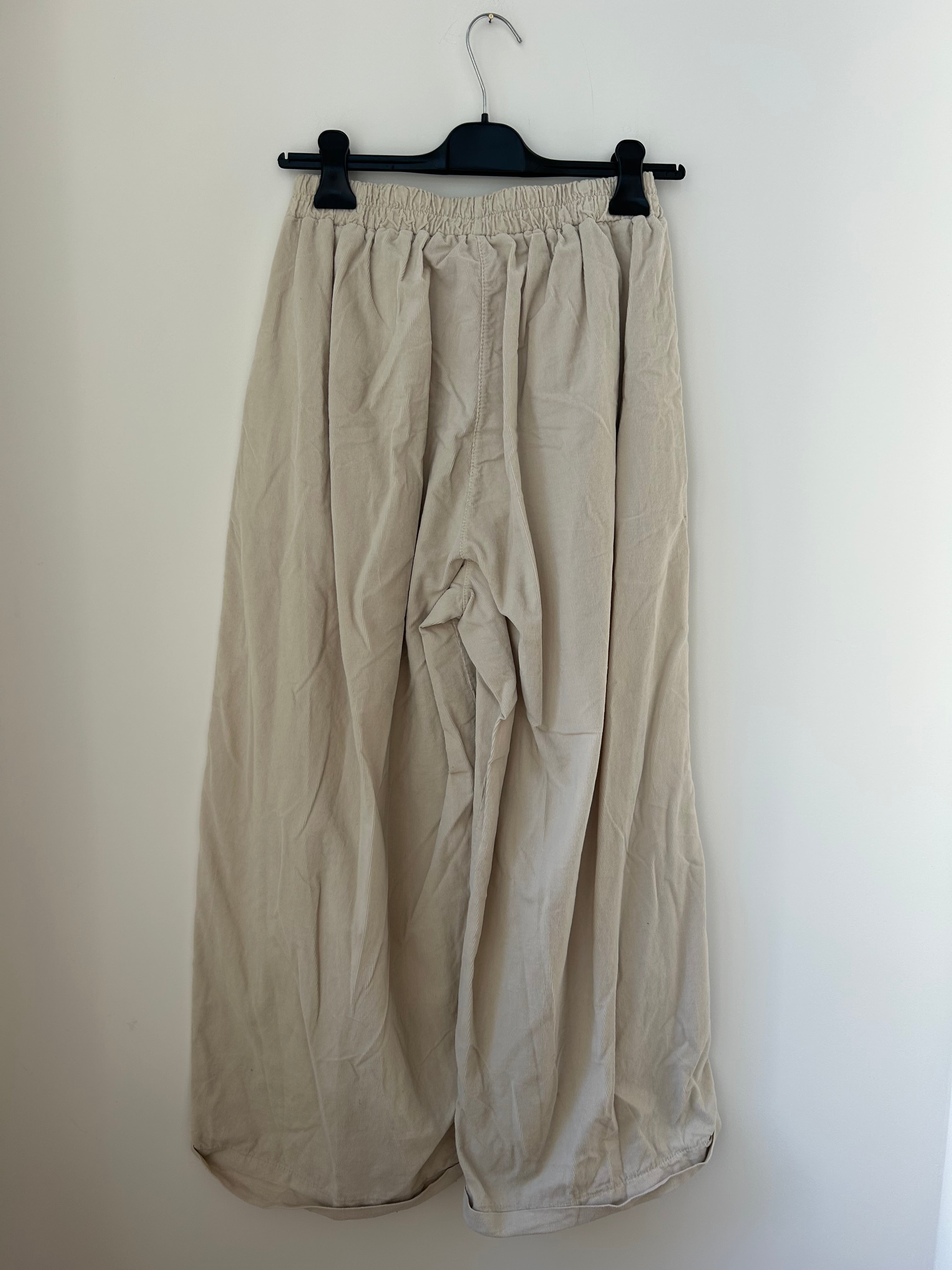 Rückansicht der Damen Culotte Palazzo-Hose in Babycord Creme, weite Beine