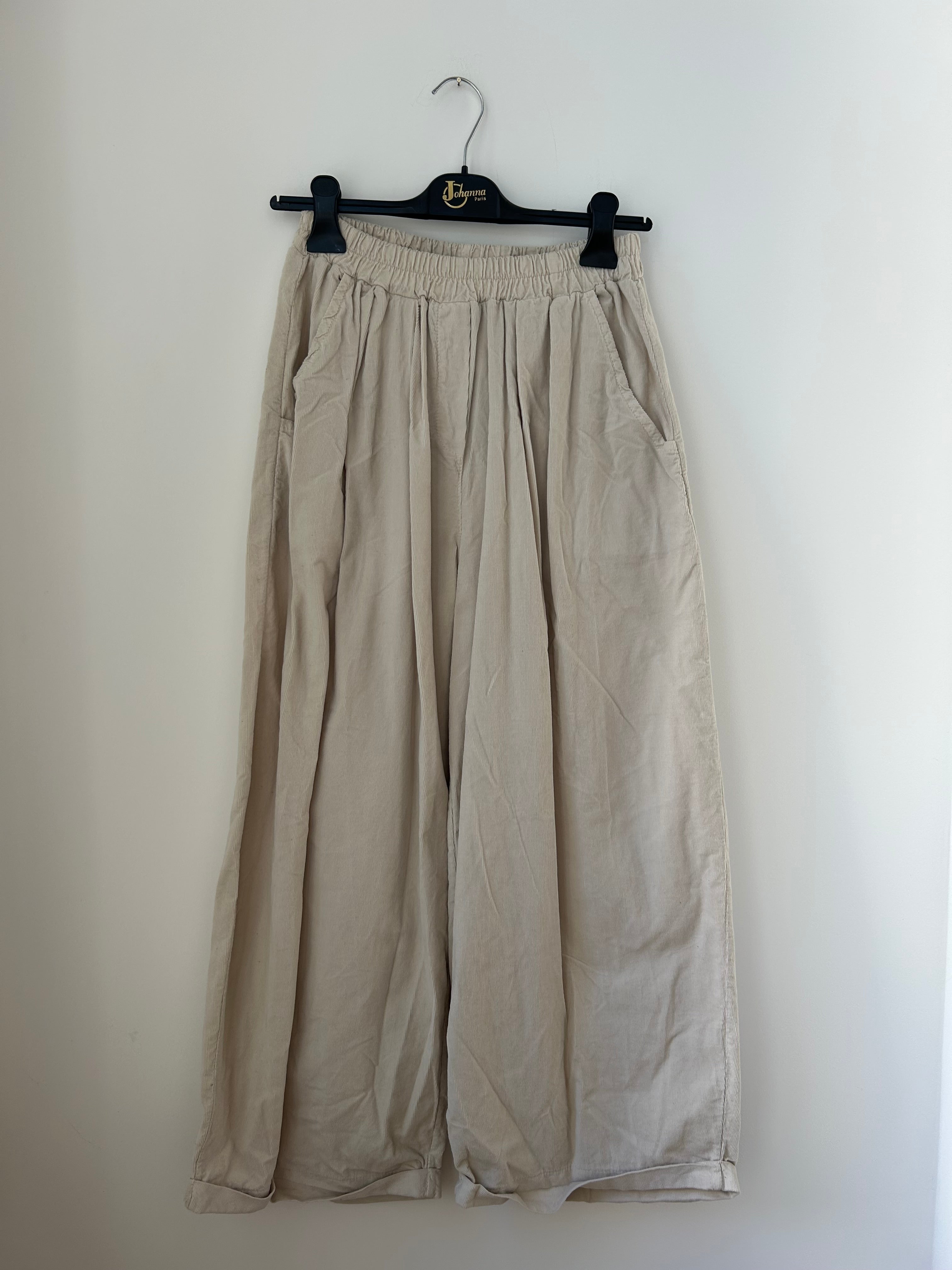 Damen Culotte Palazzo-Hose in Babycord Creme von Johanna Paris, weite Passform, Schrägansicht