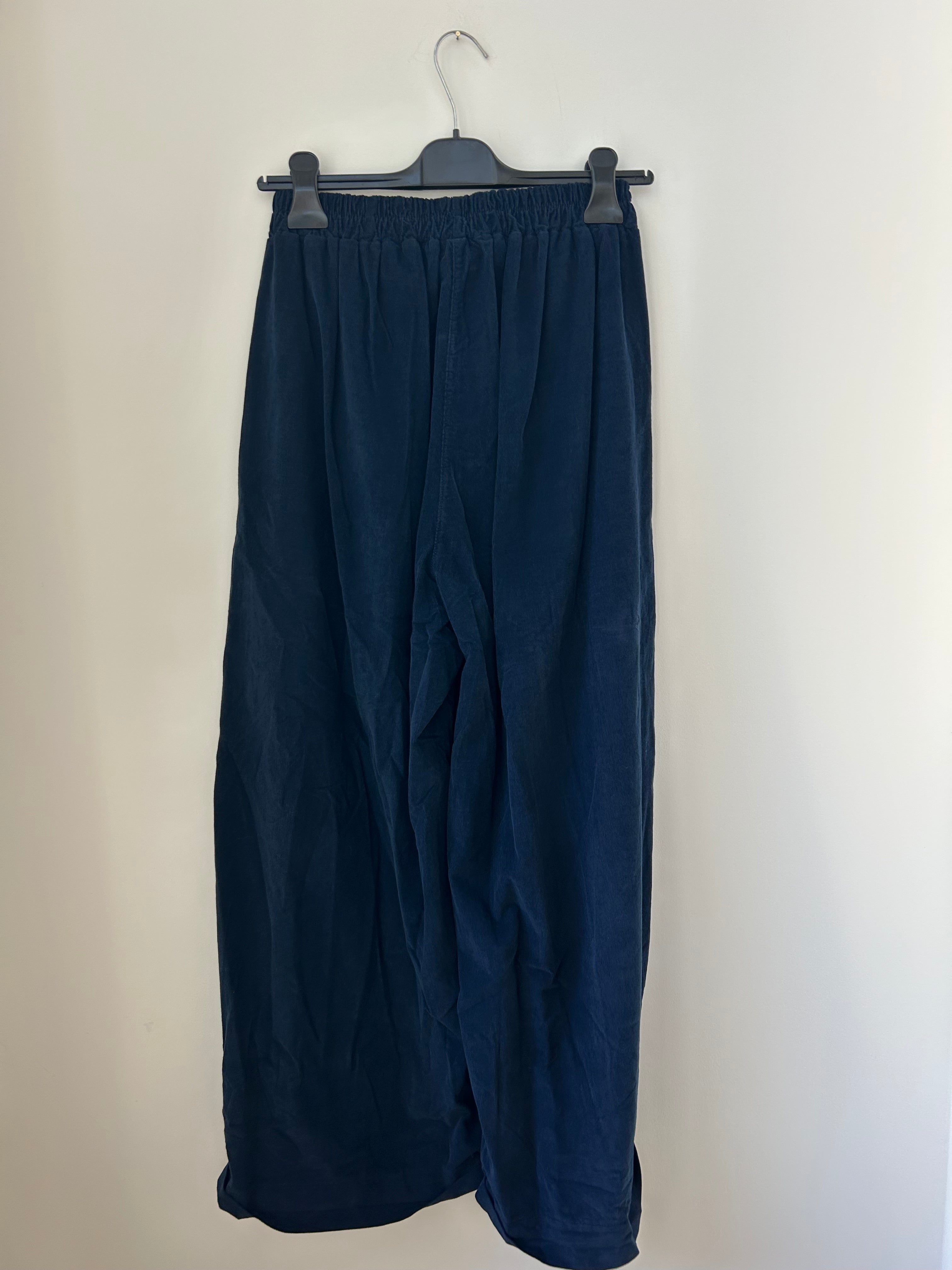 Rückansicht der Damen Culotte Palazzo-Hose in Babycord Navy, weite Beine