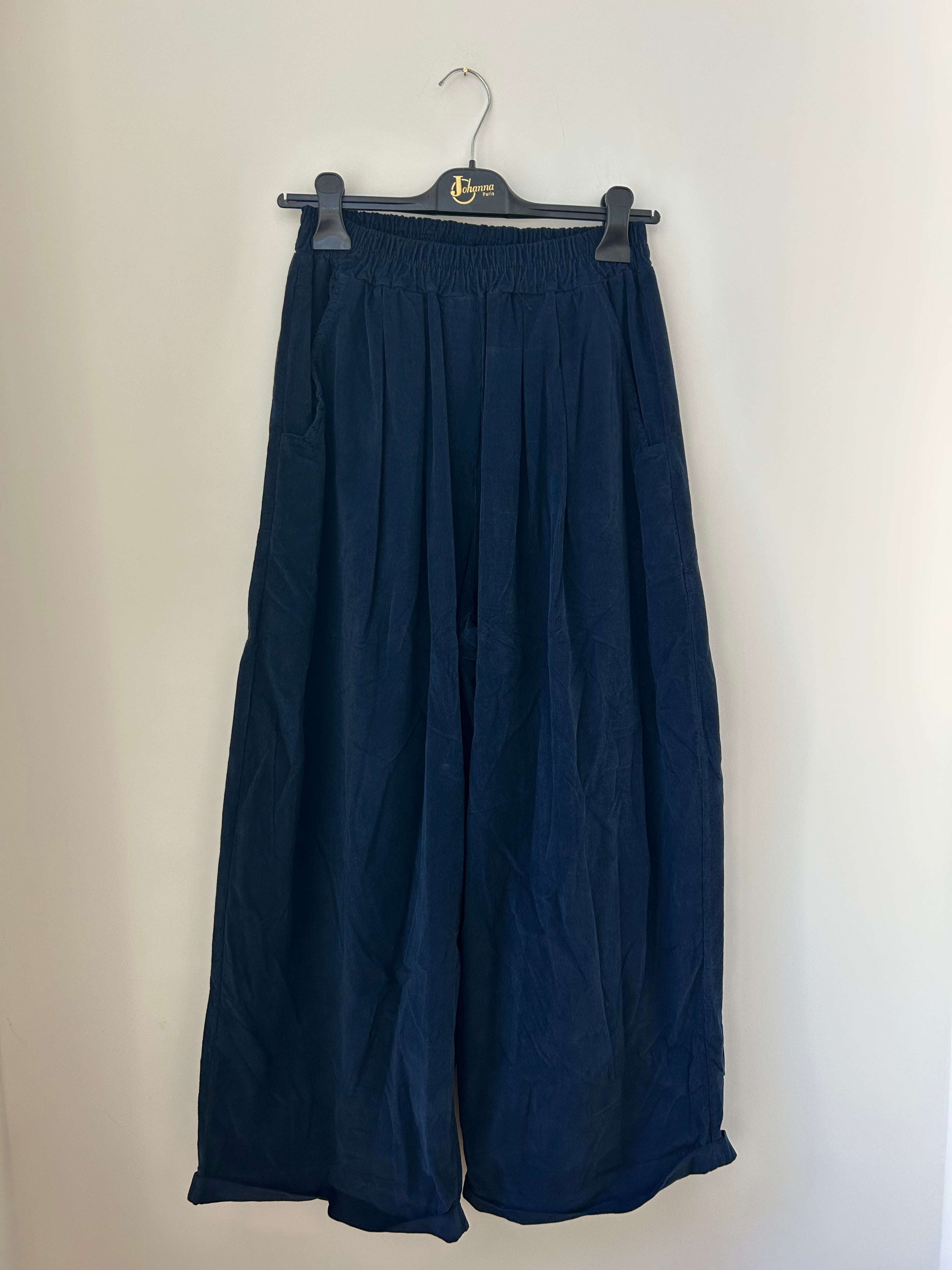 Damen Culotte Palazzo-Hose in Babycord Navy von Johanna Paris, weite Passform, Schrägansicht