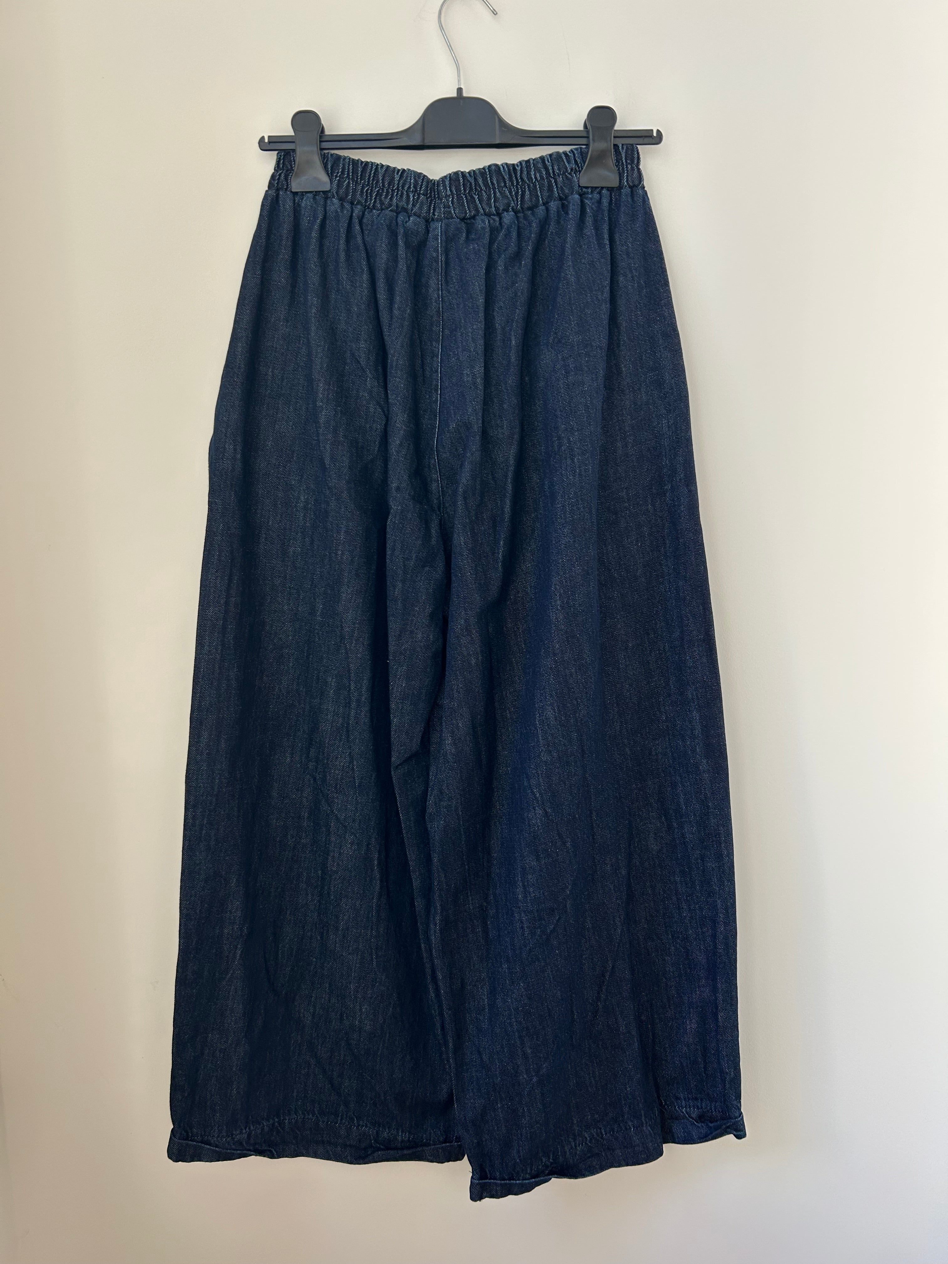 Rückansicht der Damen Culotte Palazzo-Hose in Dark Denim, weite Beine und umgeschlagene Säume