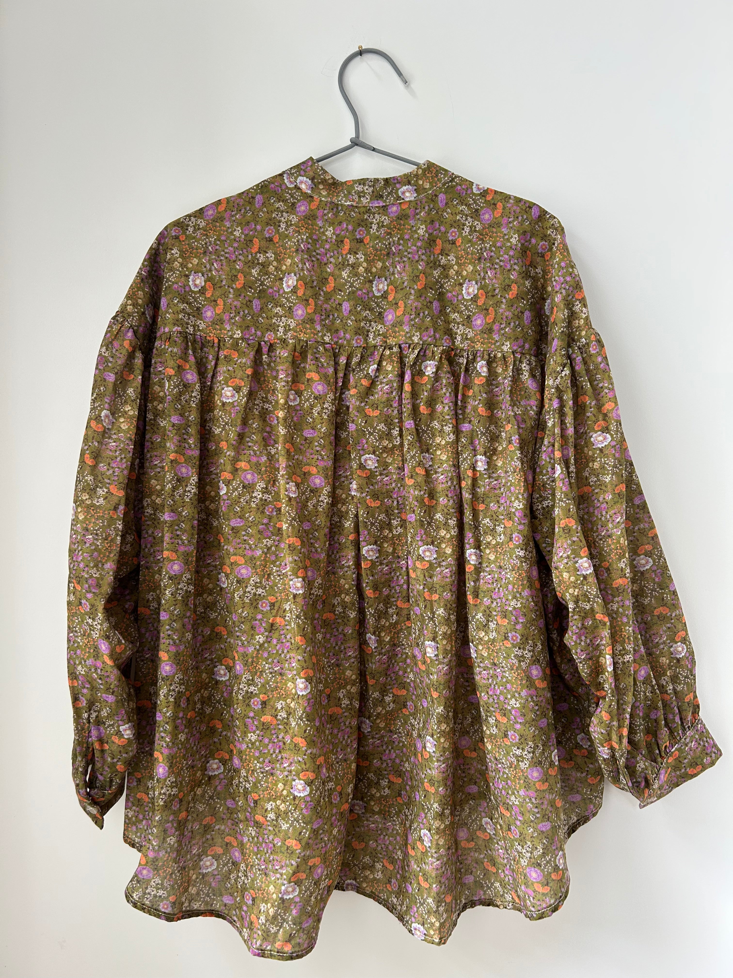 Blümchen-Bluse mit Rüschen - grün