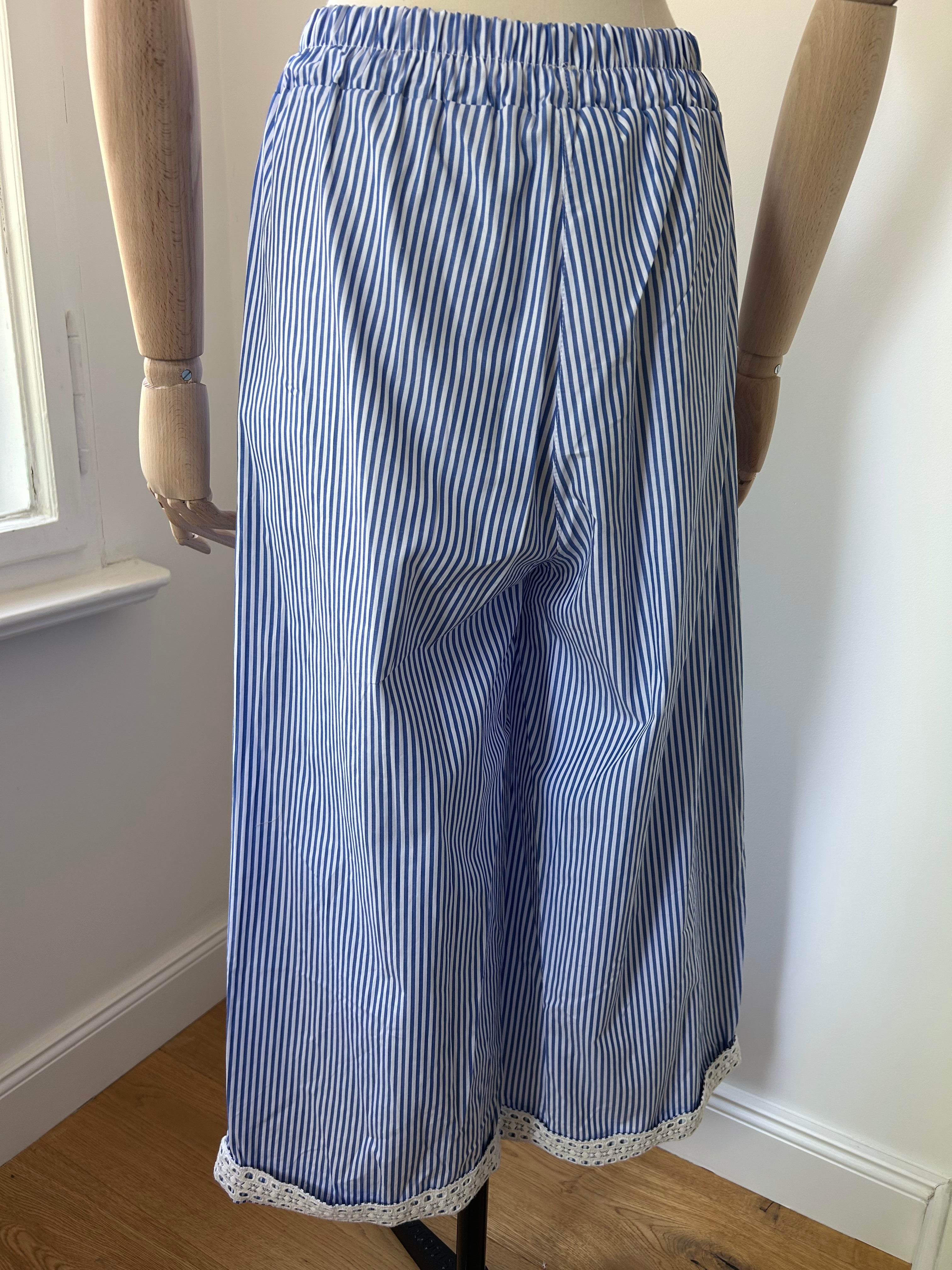 Gestreifte Hose mit Spitze