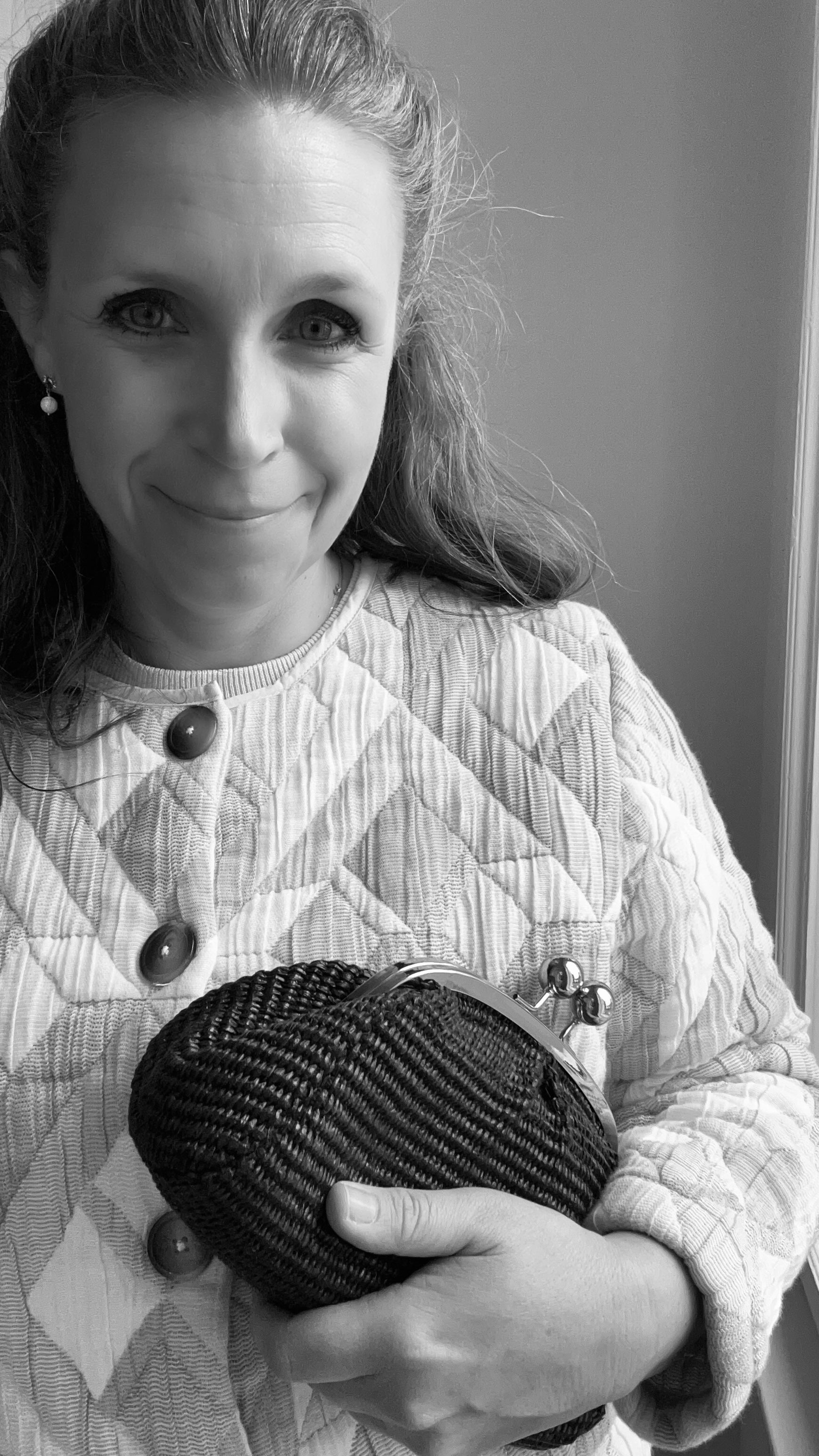 kleine Clutch im Raffia-Stil - silber / dunkelgrau