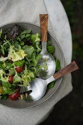 Salatbesteck aus Edelstahl mit Holzgriff