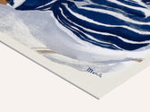 Nahaufnahme der Illustration The Blue Hour mit lesender Frau, feine Farben und klare Linien