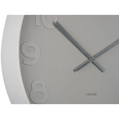 Nahaufnahme des Ziffernblatts der Karlsson Wanduhr Mr. Grey, modernes Design