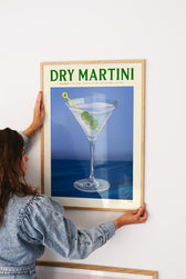 Dry Martini Poster als dezenter Designakzent in heller, moderner Küche