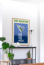 Gerahmter Dry Martini Kunstdruck als stilvoller Akzent über einer Kommode im Wohnzimmer