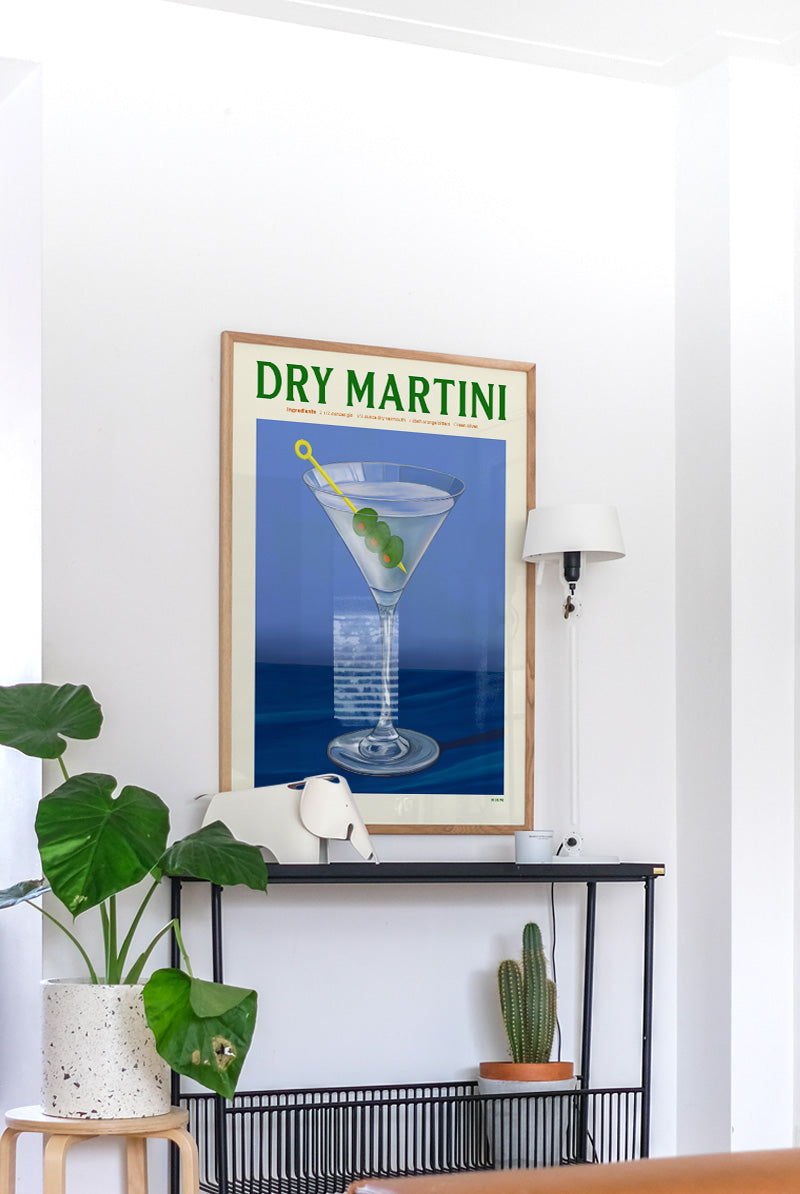 Gerahmter Dry Martini Kunstdruck als stilvoller Akzent über einer Kommode im Wohnzimmer