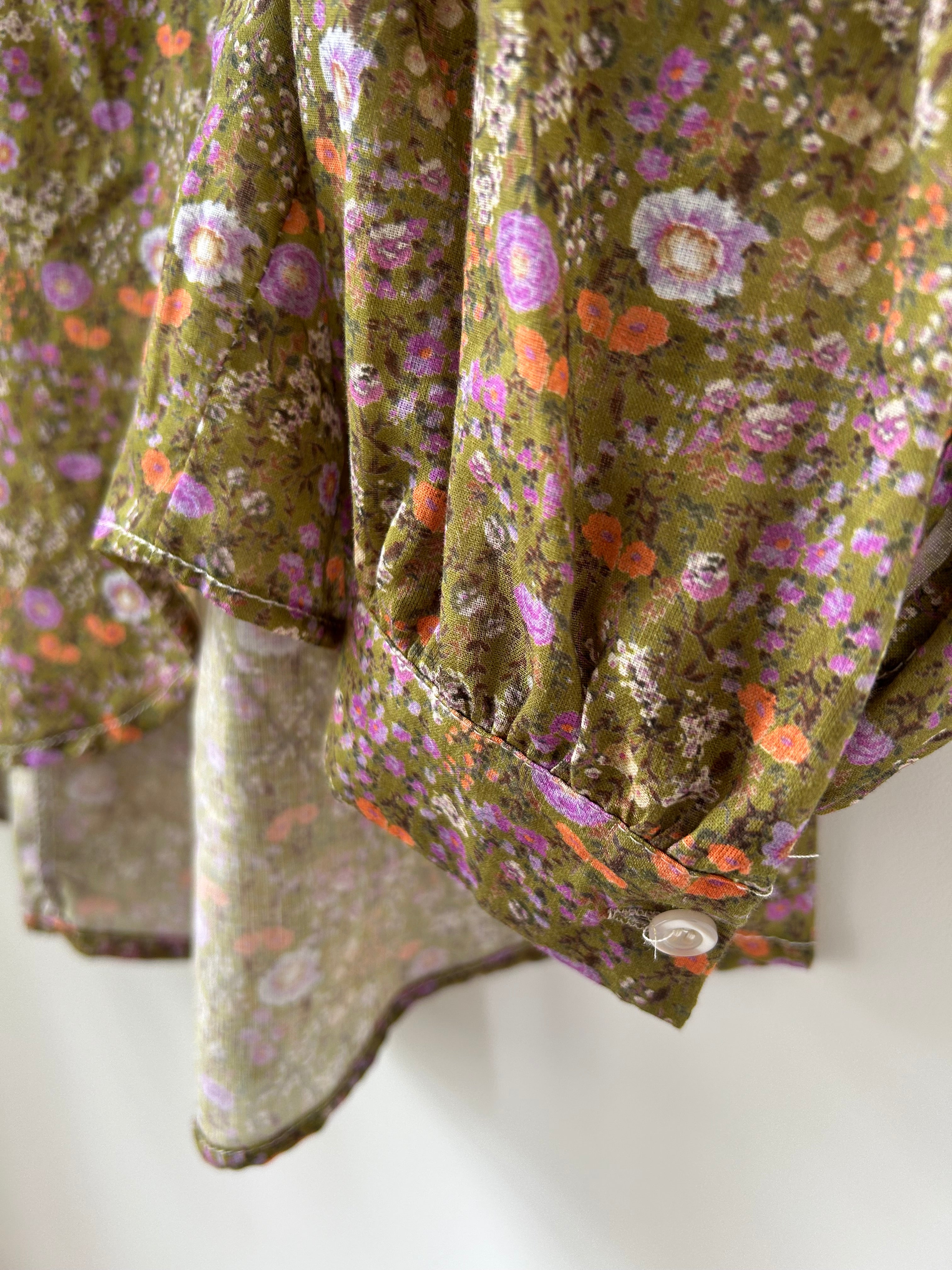 Blümchen-Bluse mit Rüschen - grün