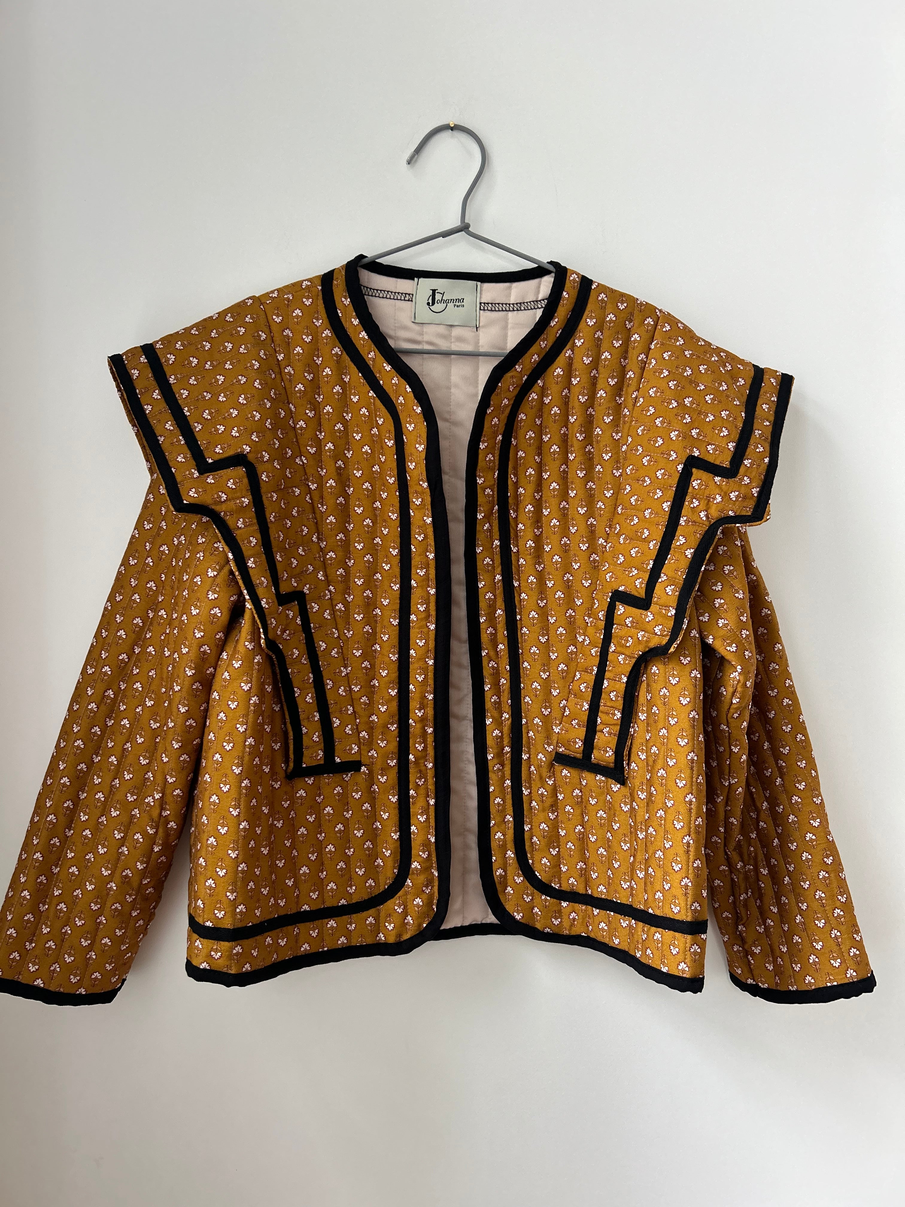 Gequiltete Jacke mit Blümchenmuster - Ocker
