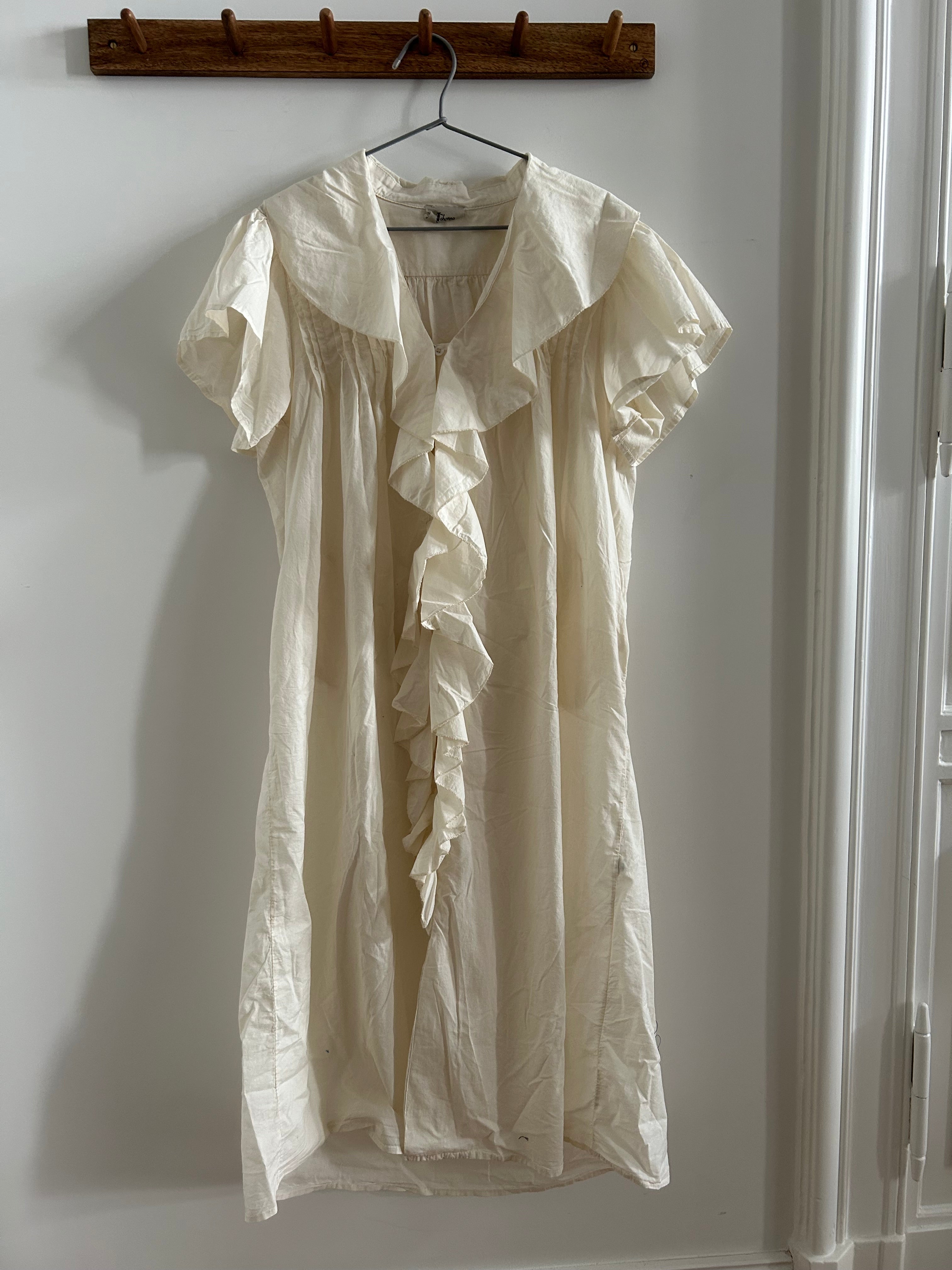Langes Kleid mit Rüschen creme