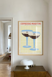 Gerahmter Espresso Martini Print als stilvoller Akzent im modernen Wohnraum