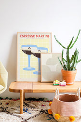 Espresso Martini Poster als dekoratives Wandbild in gemütlichem Wohnbereich