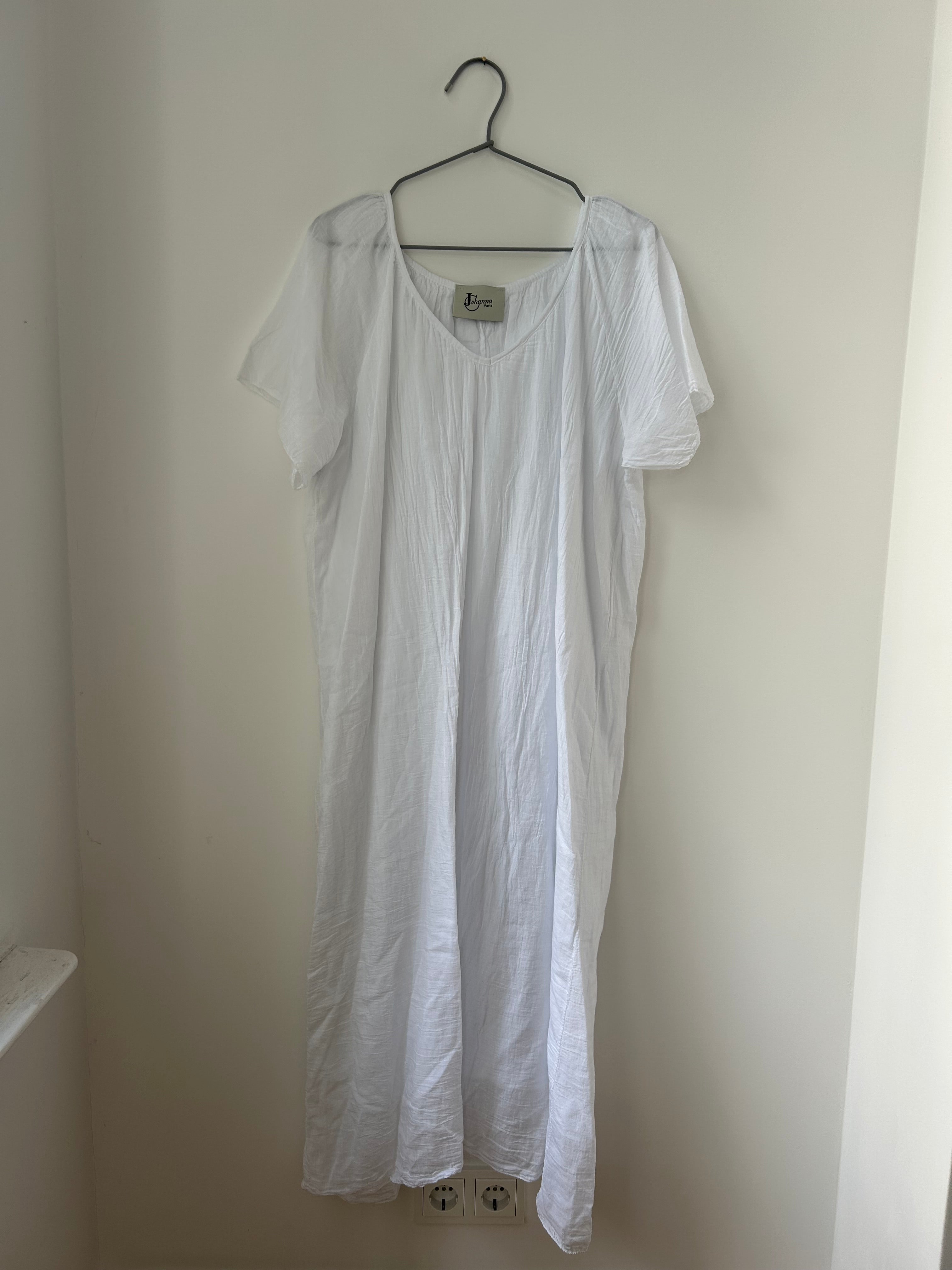 Leichtes Sommerkleid mit V-Ausschnitt - weiss