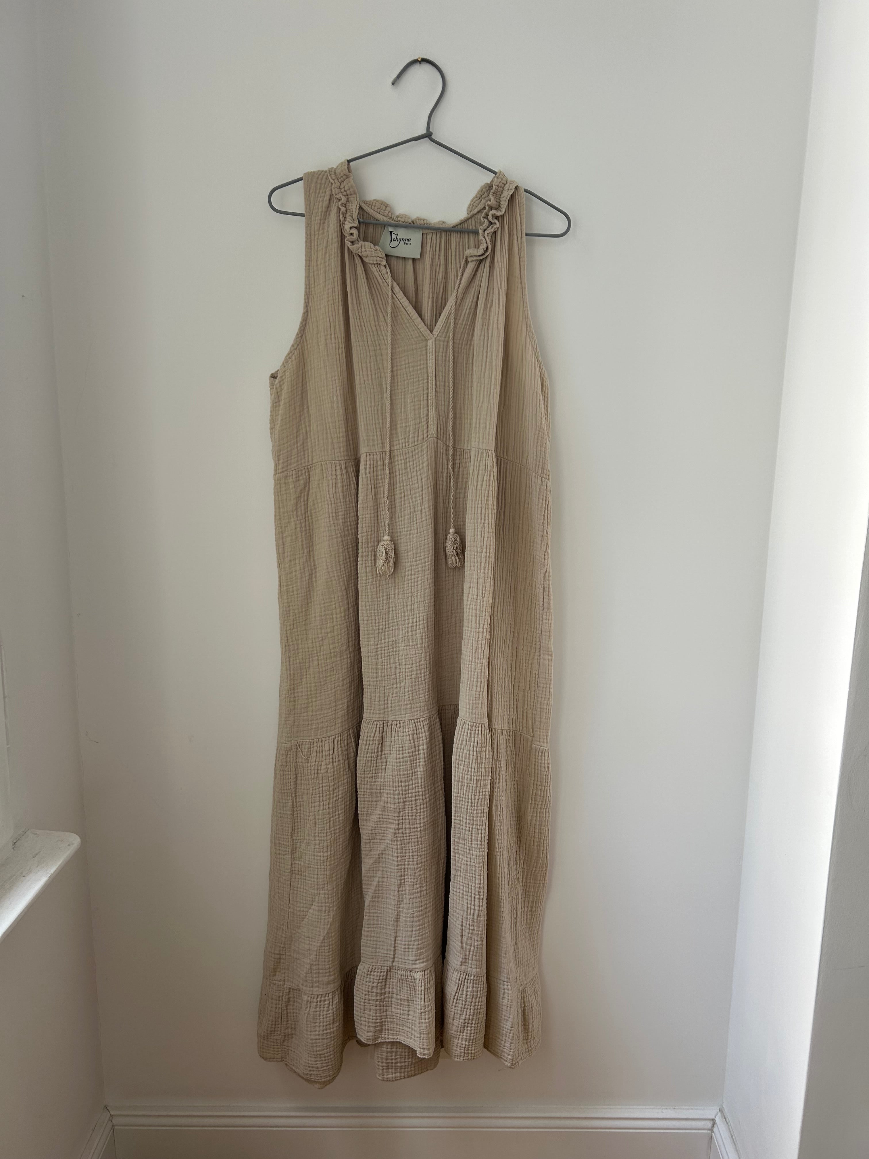 Ärmelloses Kleid mit Bommeln - creme