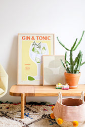 Gin & Tonic Poster an der Wand eines modernen Wohnbereichs als stilvoller Farbakzent