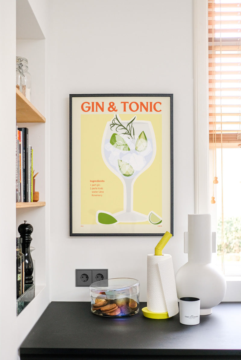 Gerahmter Gin & Tonic Kunstdruck als dekoratives Wandbild in heller Küche