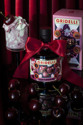 Gridelli Aceto Balsamico all’Amarena serviert zu Käseplatte und frischen Früchten