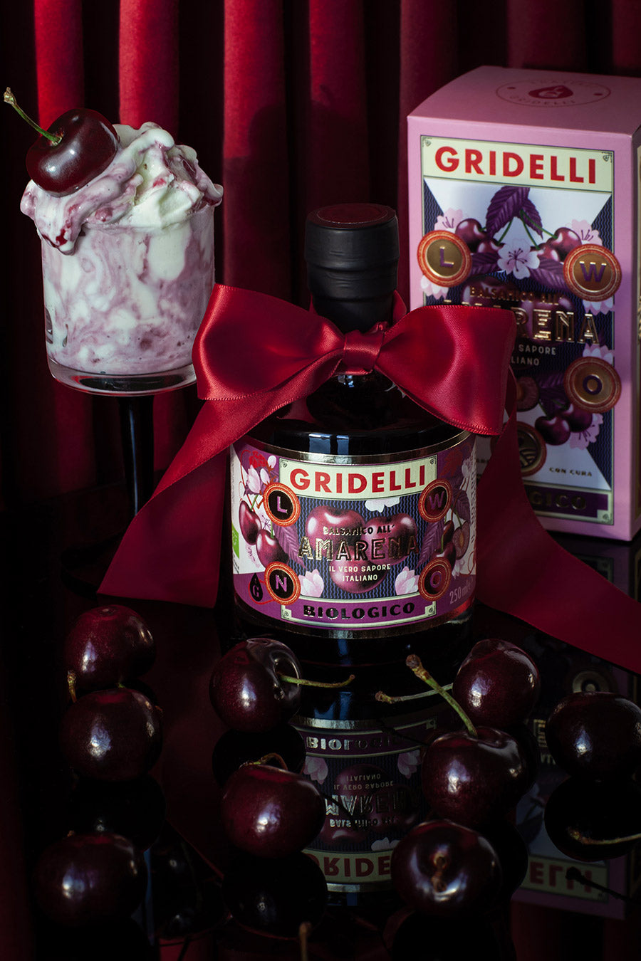 Gridelli Aceto Balsamico all’Amarena serviert zu Käseplatte und frischen Früchten