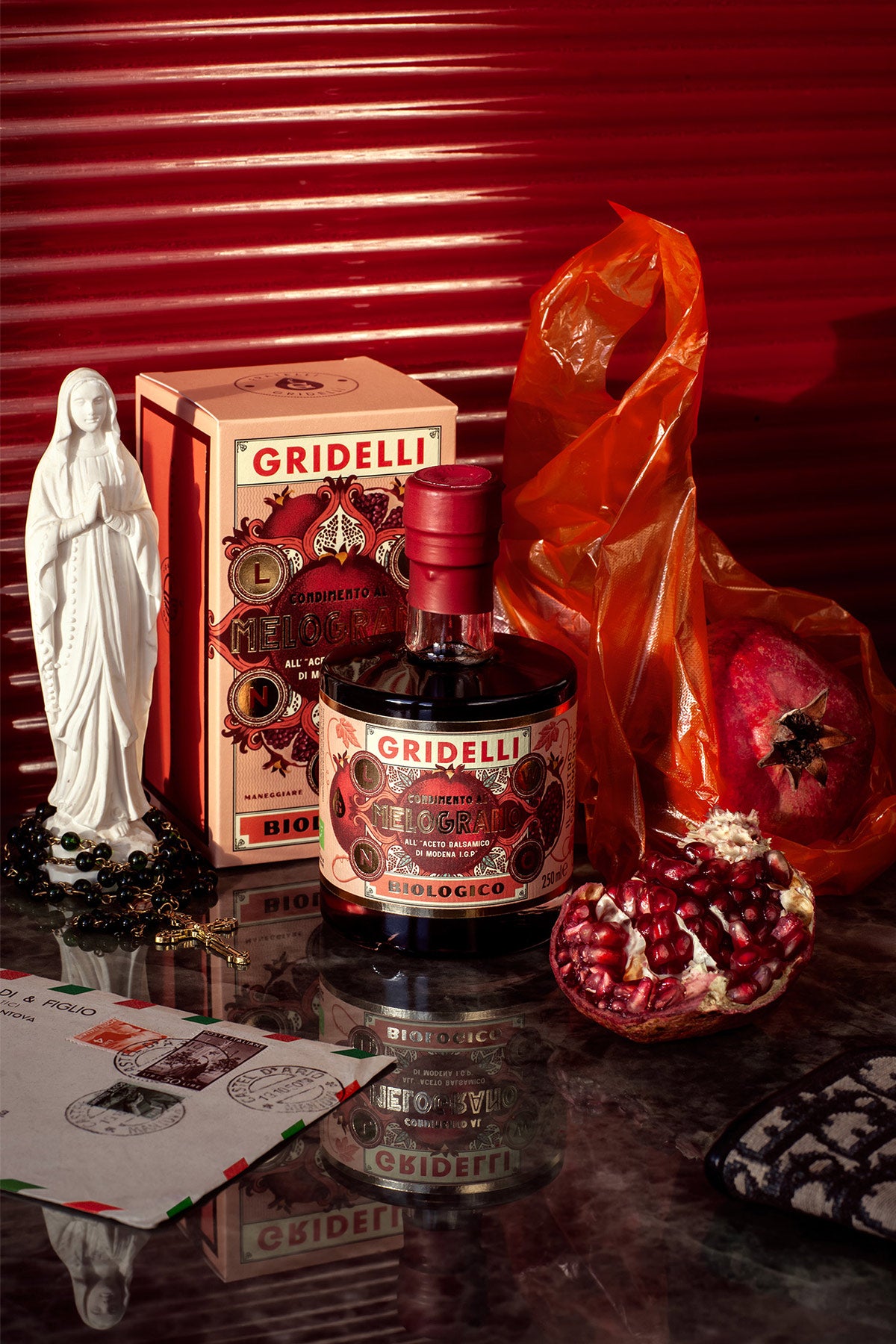 Gridelli Aceto Balsamico mit Granatapfel – elegante Bio-Verpackung im Interieur