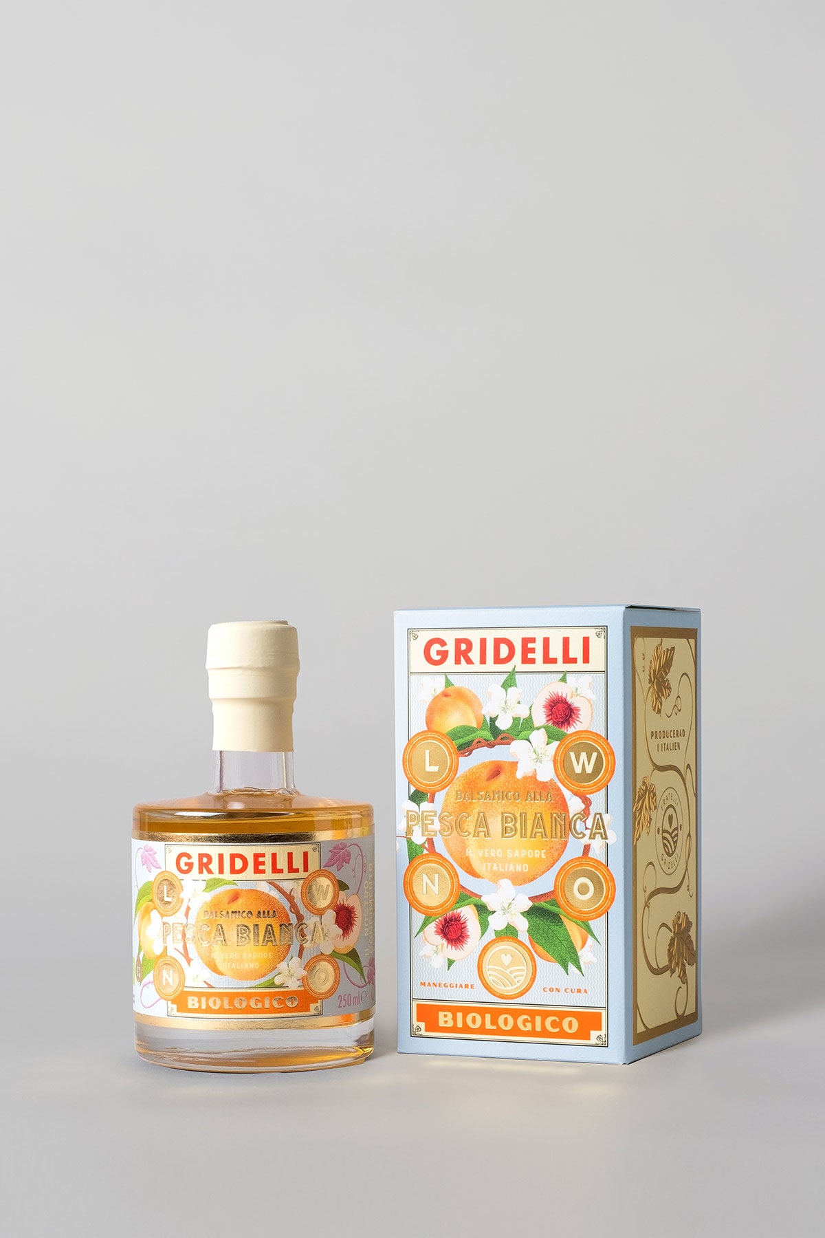 Gridelli Aceto Balsamico Pesca Bianca – Premium Bio-Balsamico mit weißem Pfirsich stilvoll präsentiert