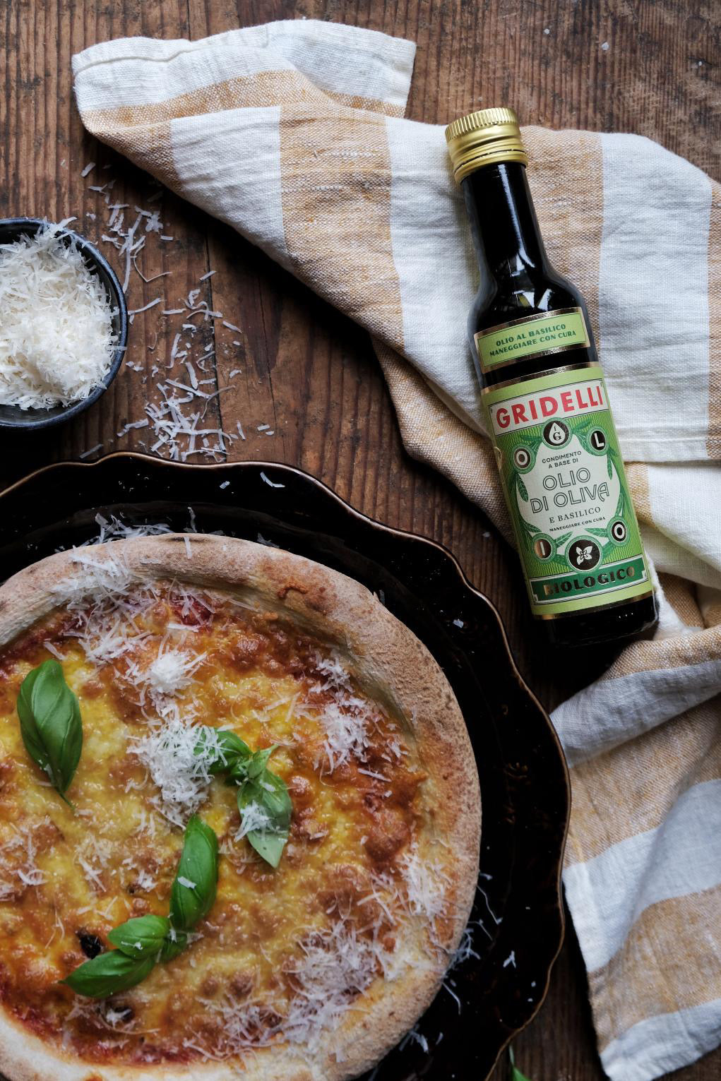Gridelli Olio e Basilico serviert zu frischer Pasta und Caprese – mediterrane Küche