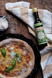 Gridelli Olio e Basilico serviert zu frischer Pasta und Caprese – mediterrane Küche