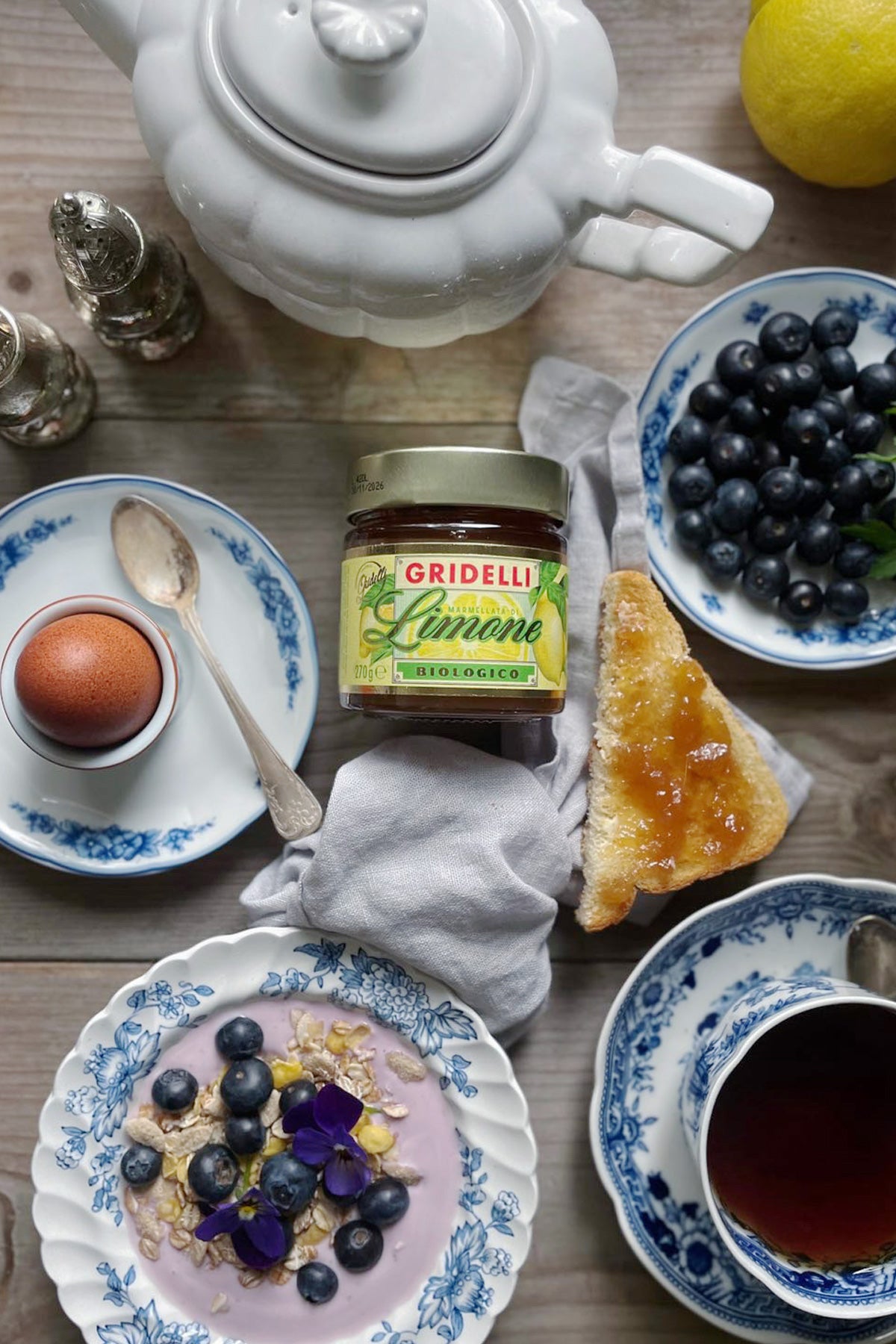 Gridelli Bio Zitronenmarmelade serviert auf frischem Brot zum Frühstück