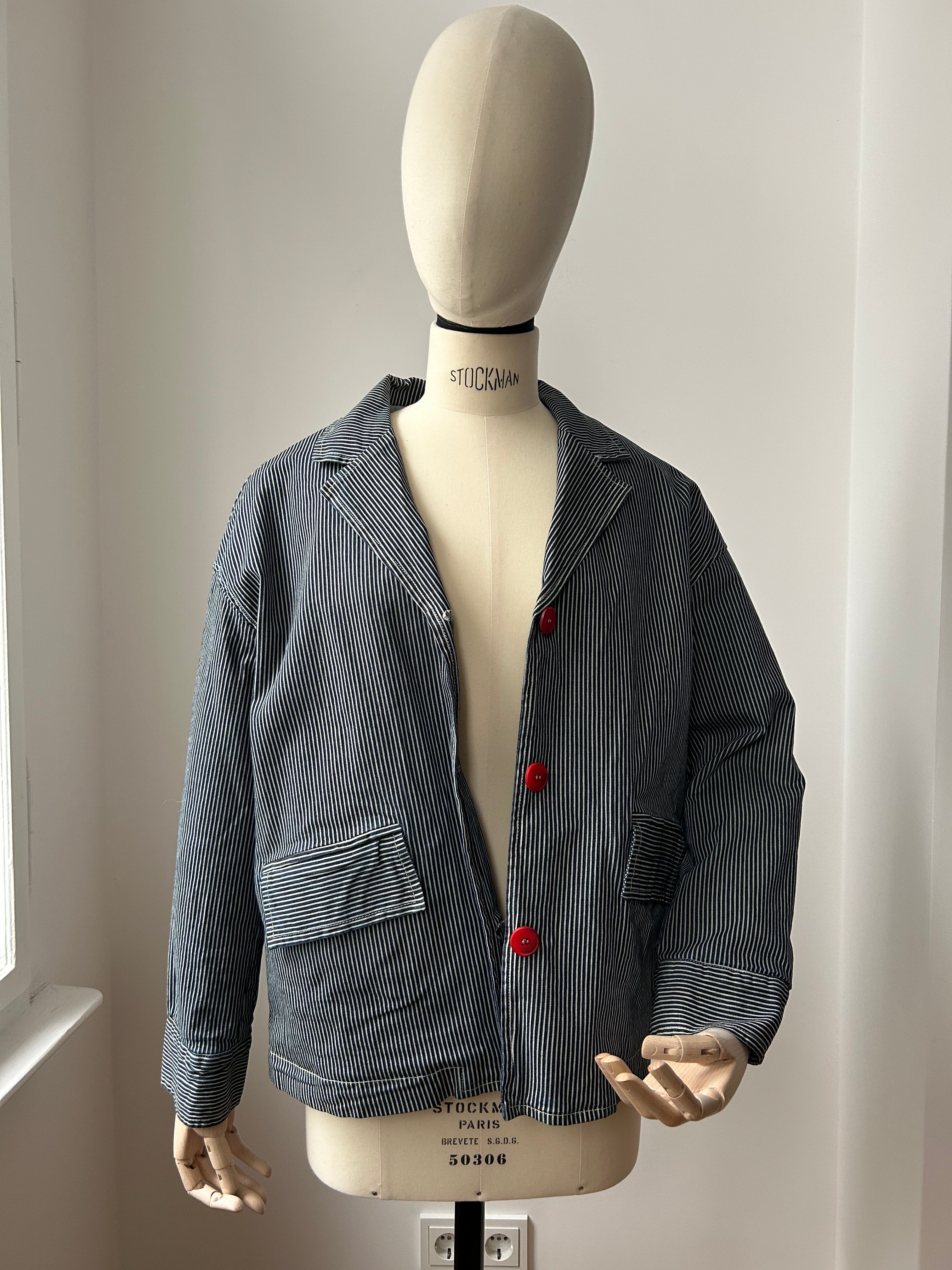 Gestreifte Jacke mit roten Knöpfen