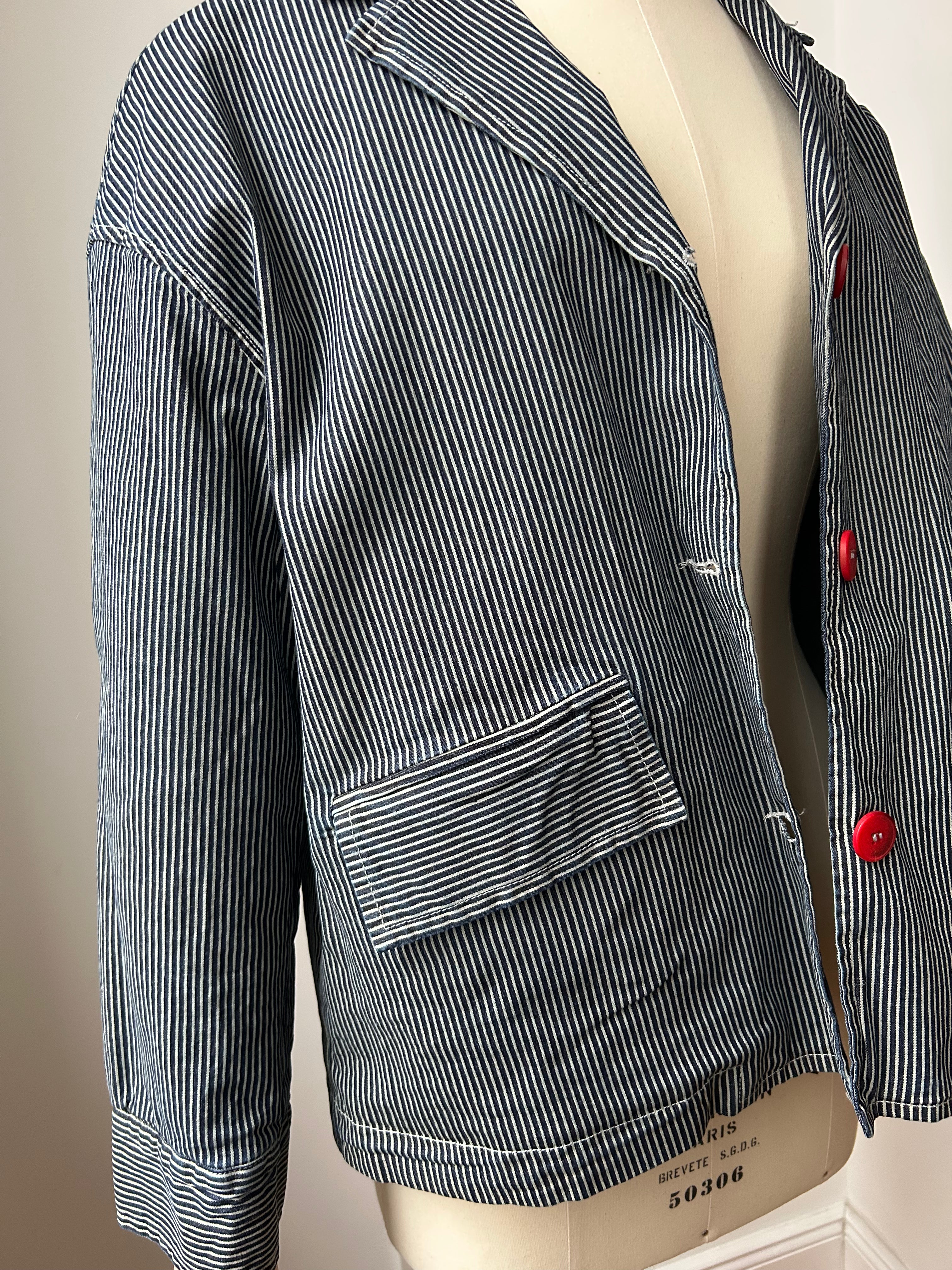 Gestreifte Jacke mit roten Knöpfen