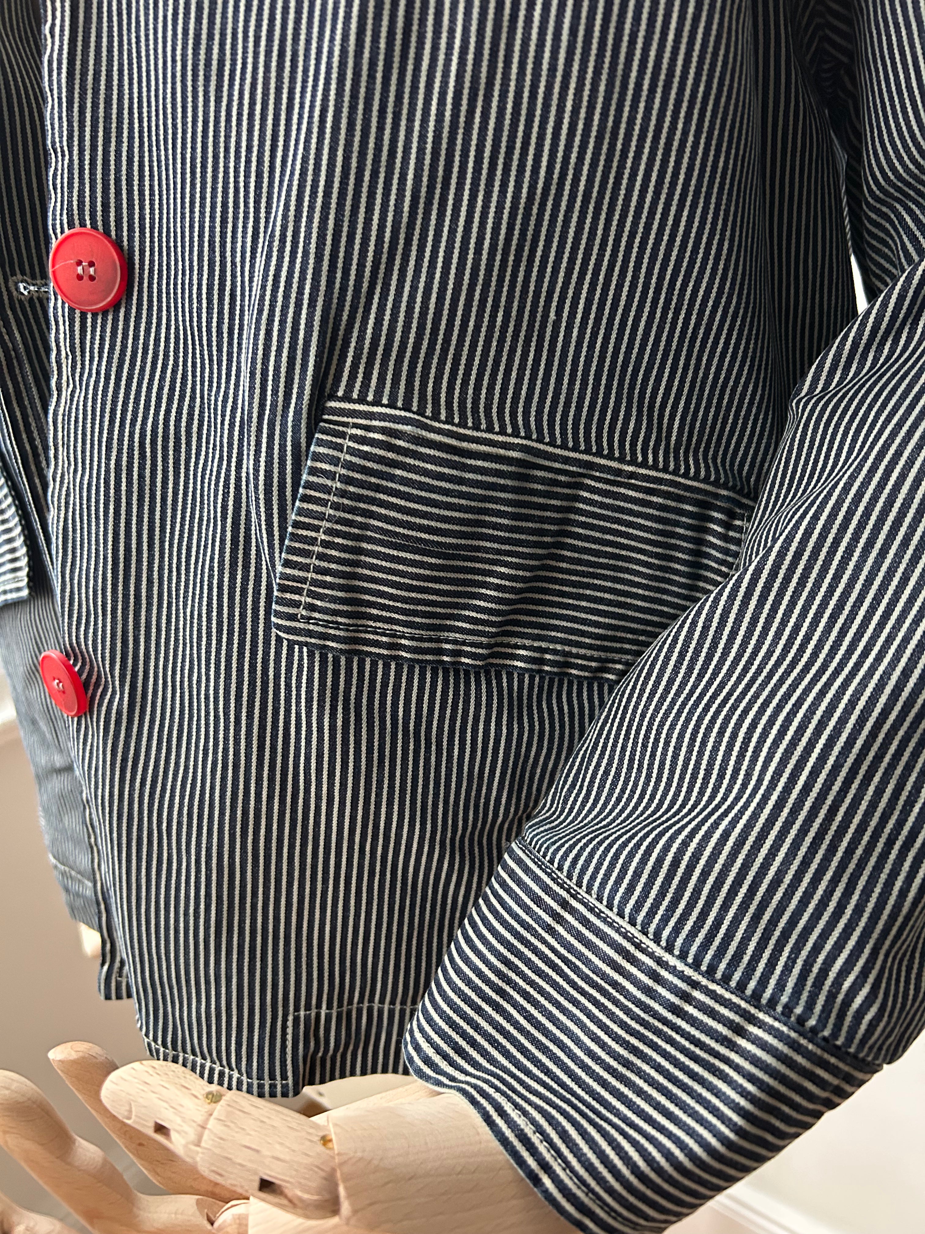 Gestreifte Jacke mit roten Knöpfen