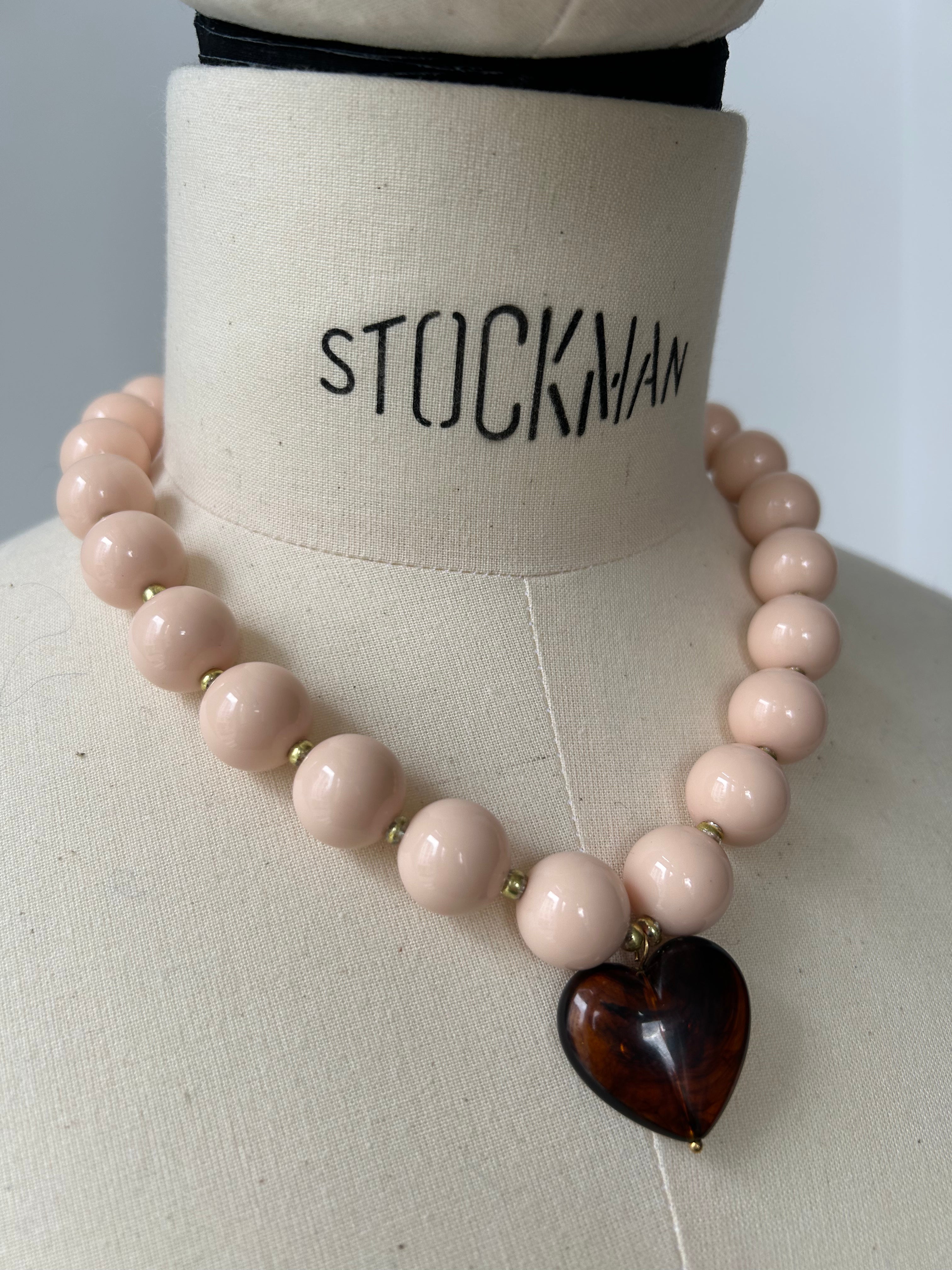 Halskette mit Perlen und Herz - Nude und Braun