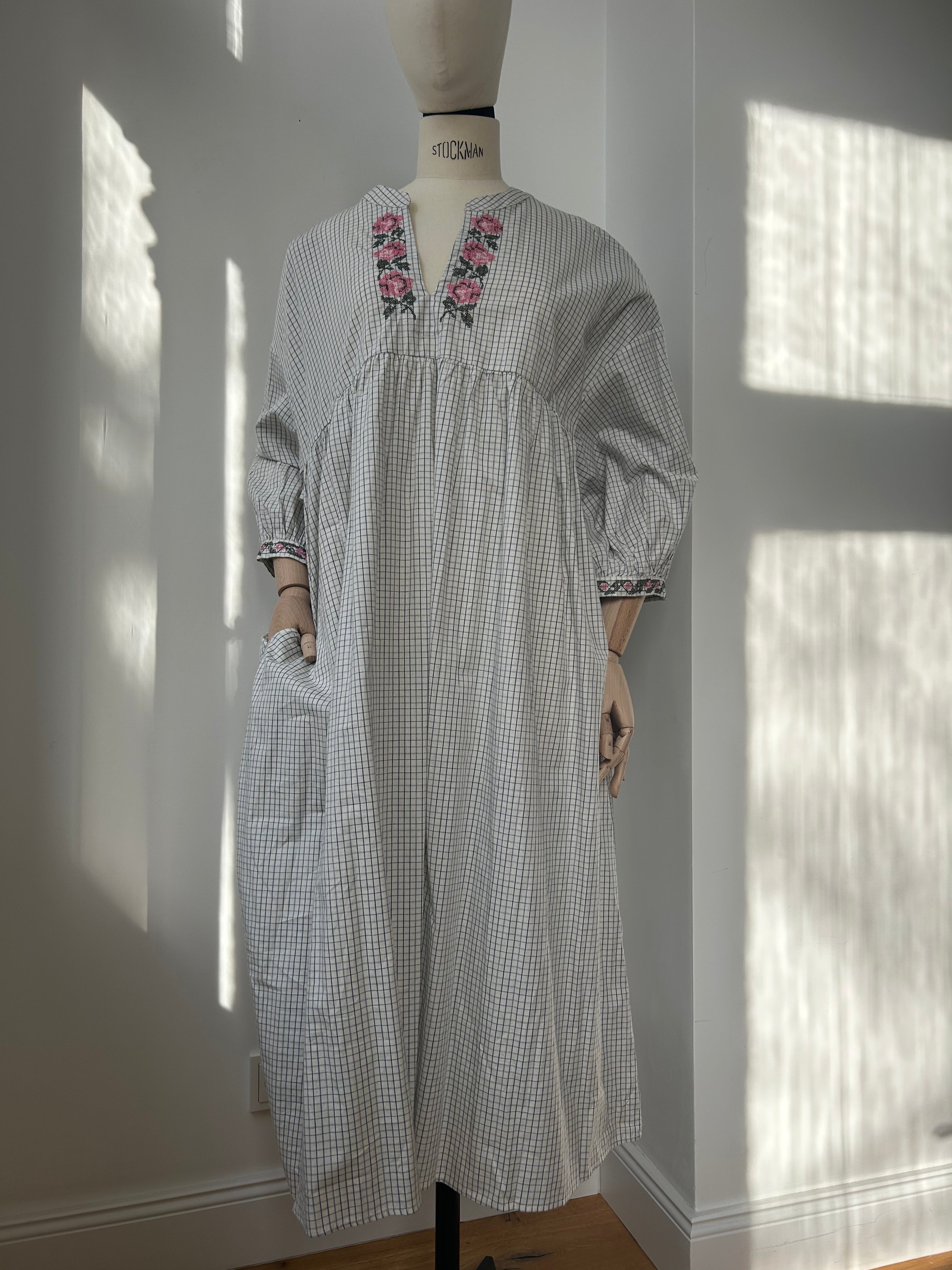 Besticktes Karokleid mit Blumenmuster (Helene-Kleid)