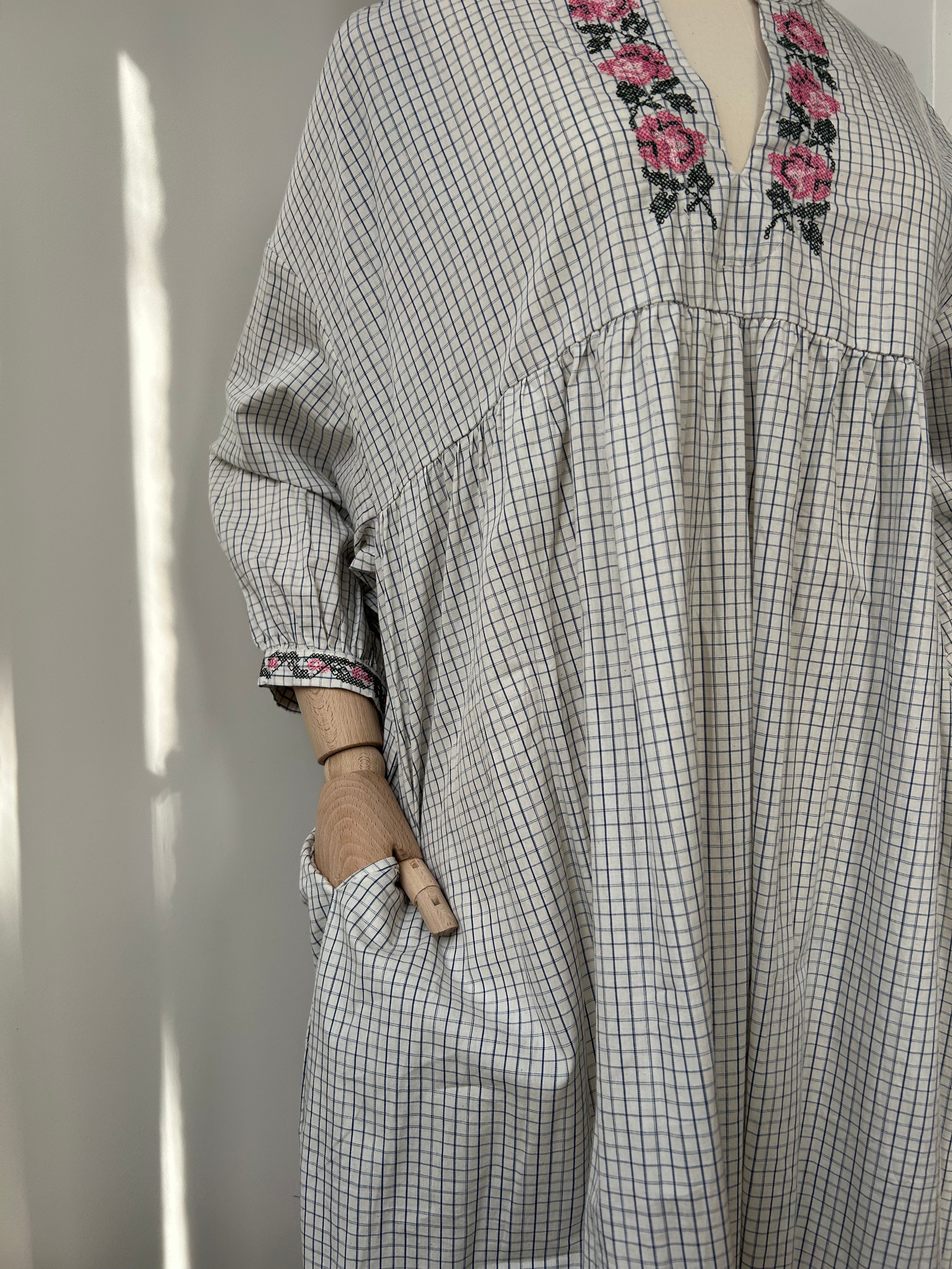 Besticktes Karokleid mit Blumenmuster (Helene-Kleid)