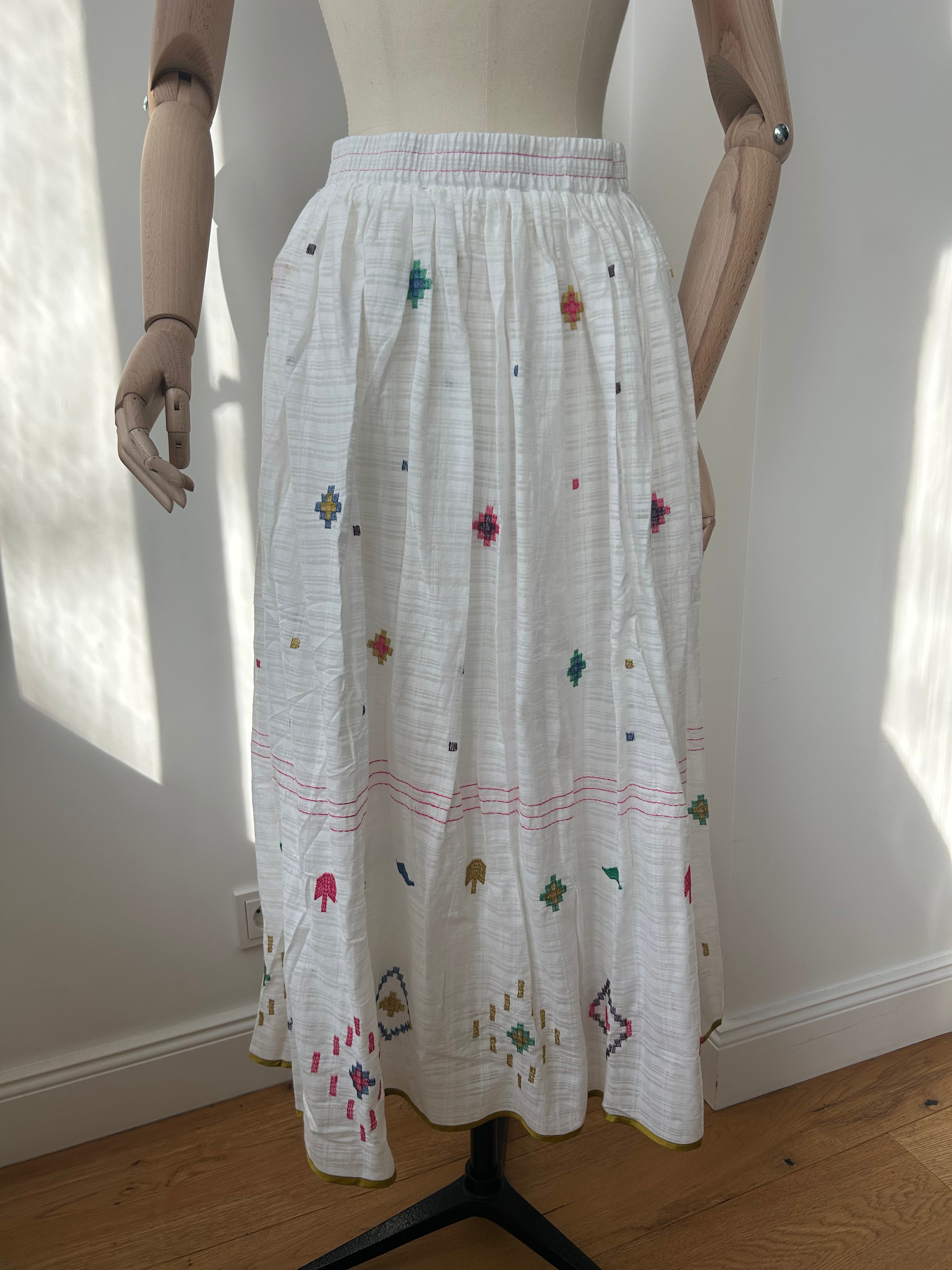 Bestickter Rock - weiss