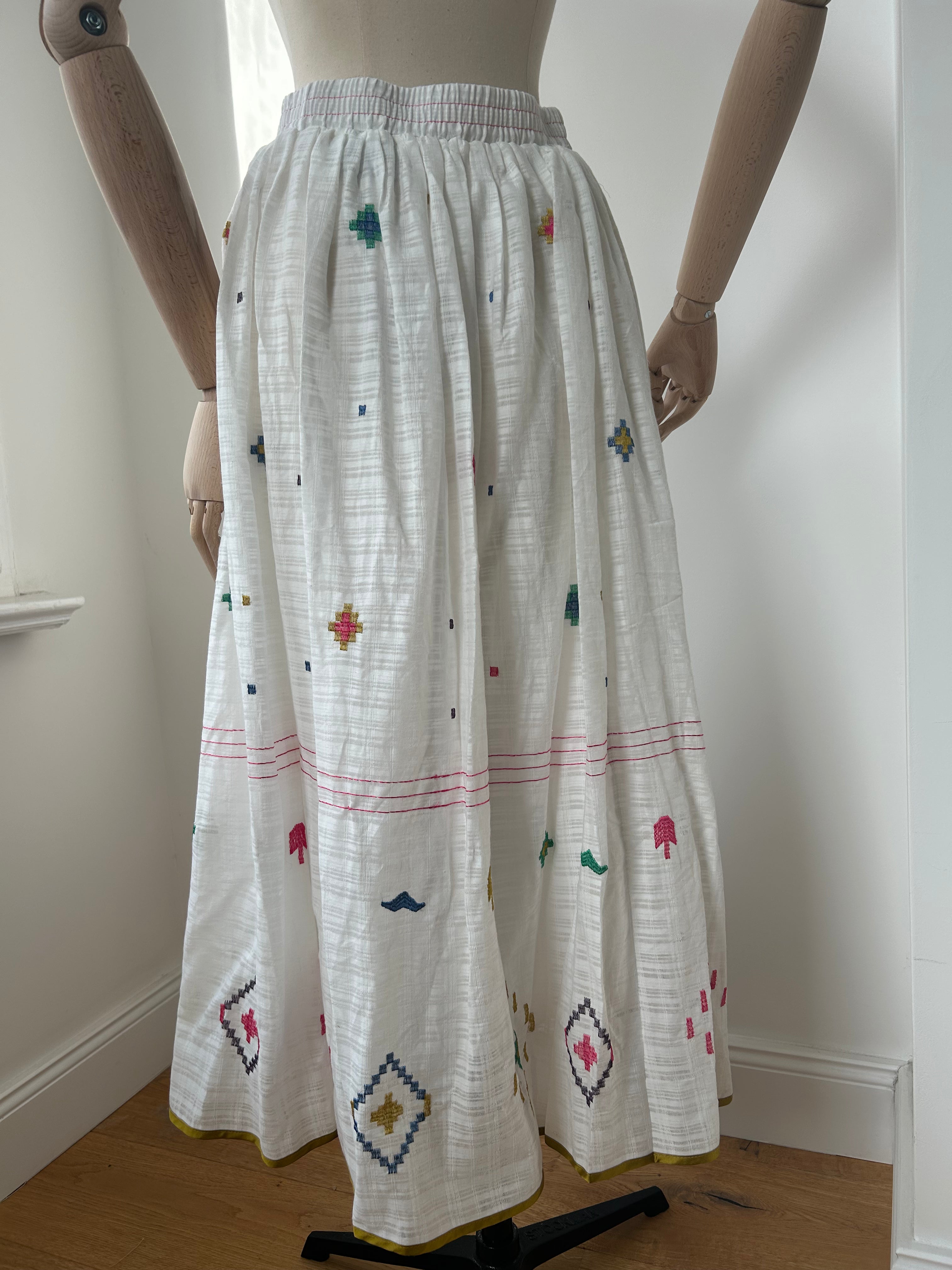 Bestickter Rock - weiss