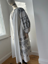 Weißes Kleid mit Kreuzstich