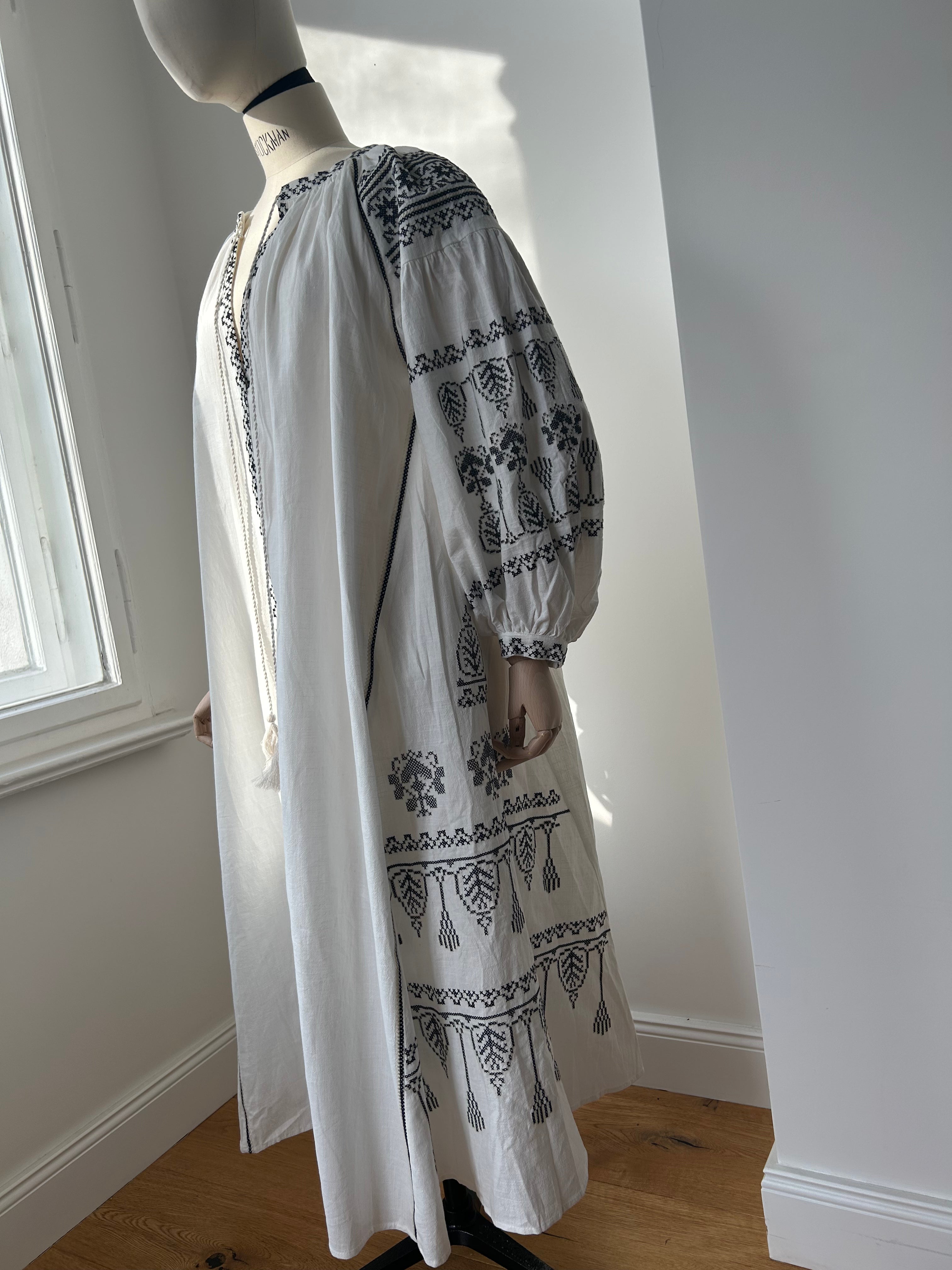 Weißes Kleid mit Kreuzstich