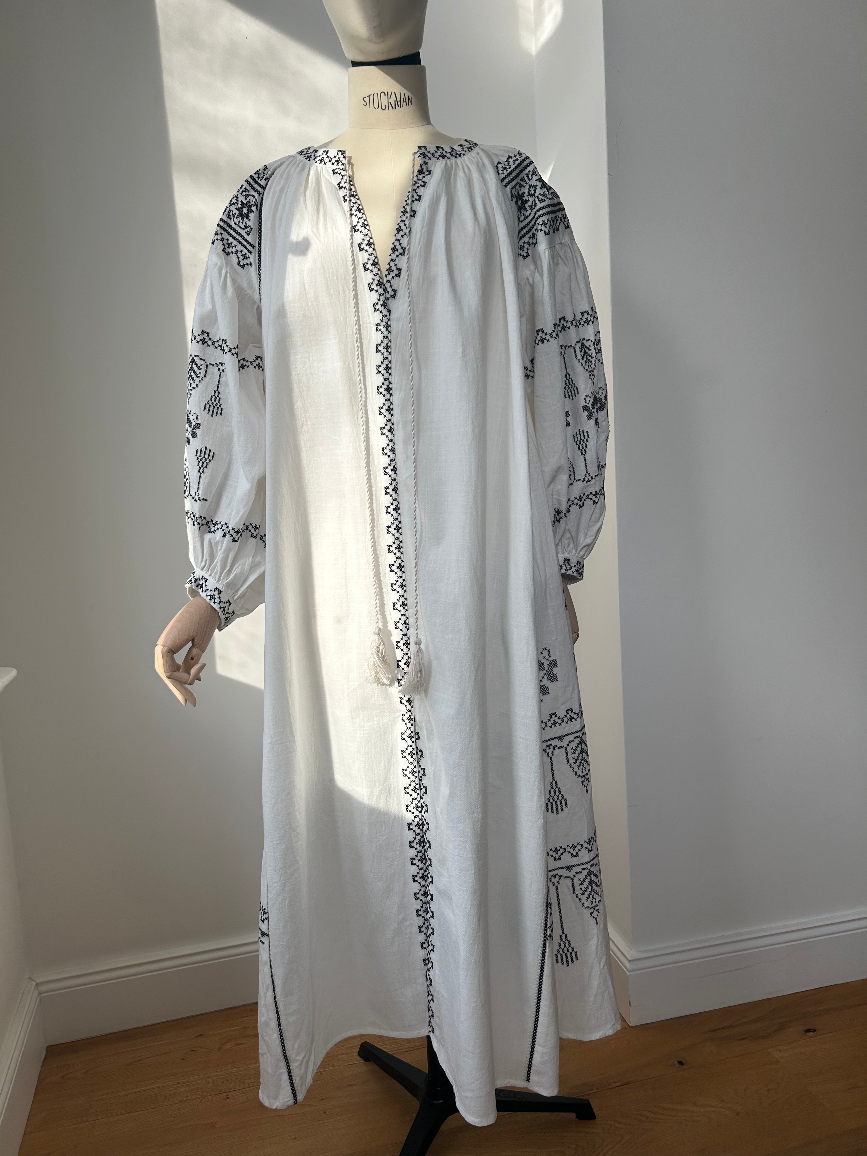 Weißes Kleid mit Kreuzstich