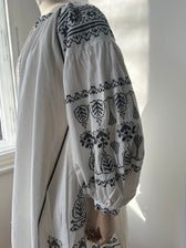 Weißes Kleid mit Kreuzstich