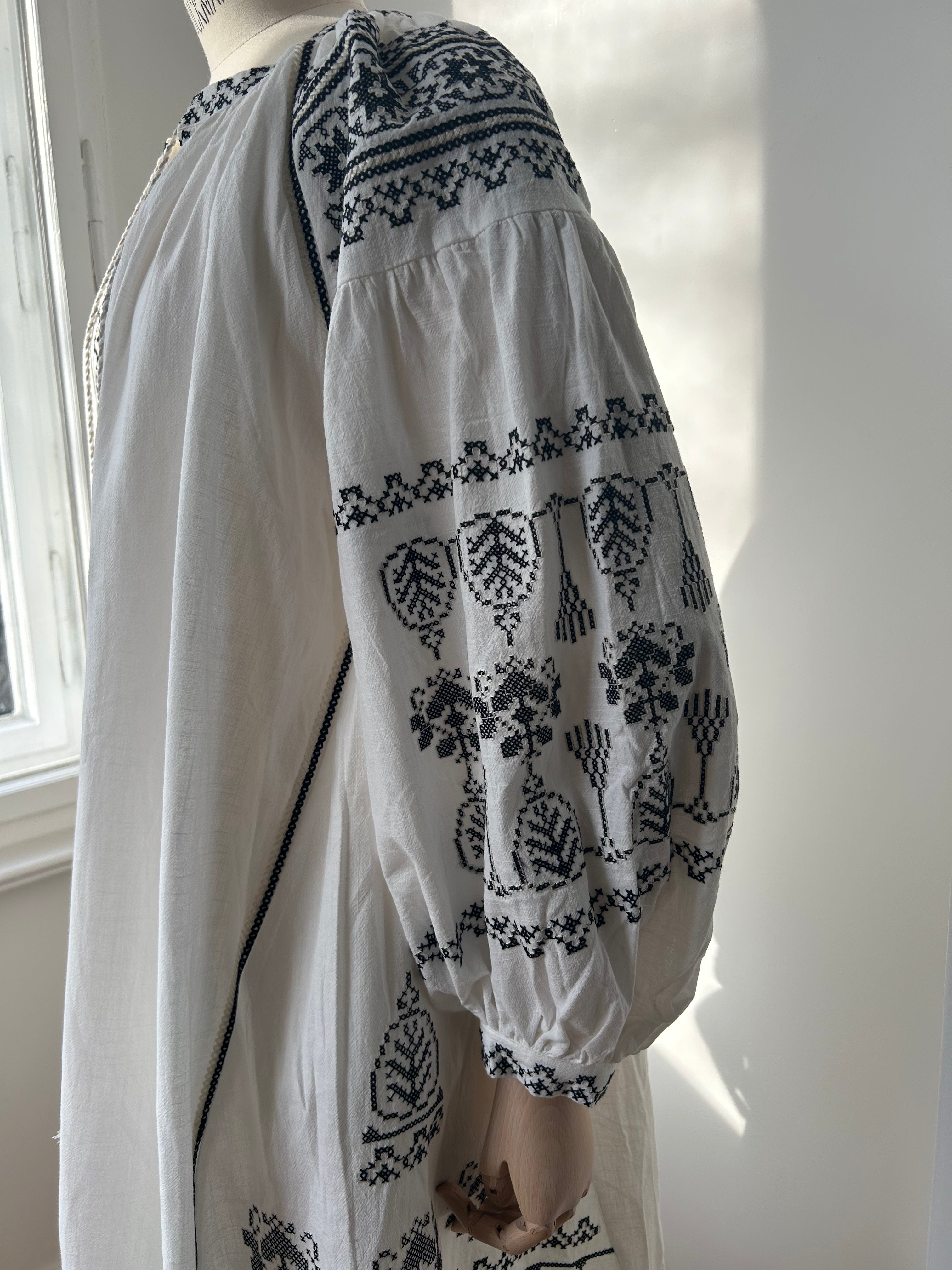 Weißes Kleid mit Kreuzstich