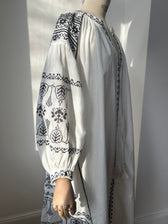 Weißes Kleid mit Kreuzstich