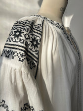 Weißes Kleid mit Kreuzstich